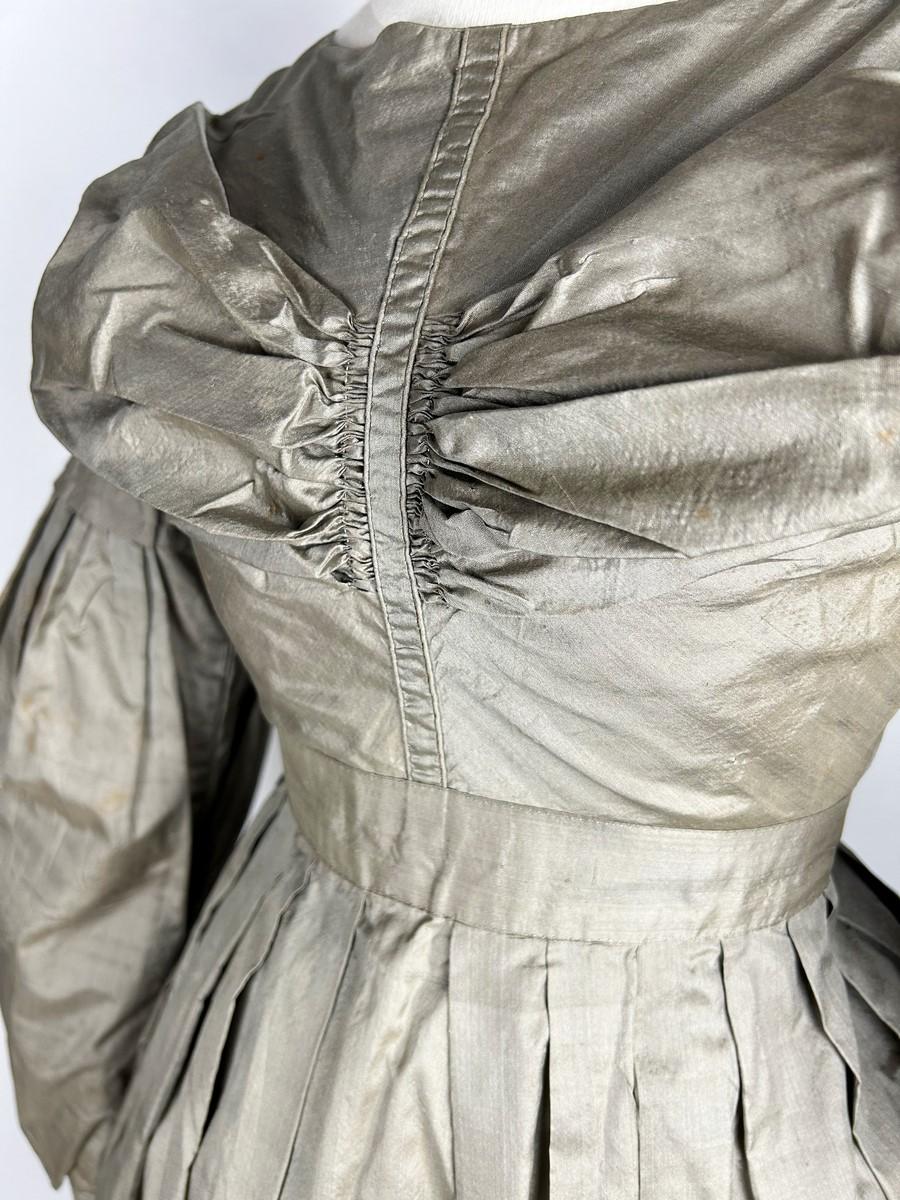 Abito da giorno in taffetas di bronzo con maniche di montone - Francia Circa 1840 7