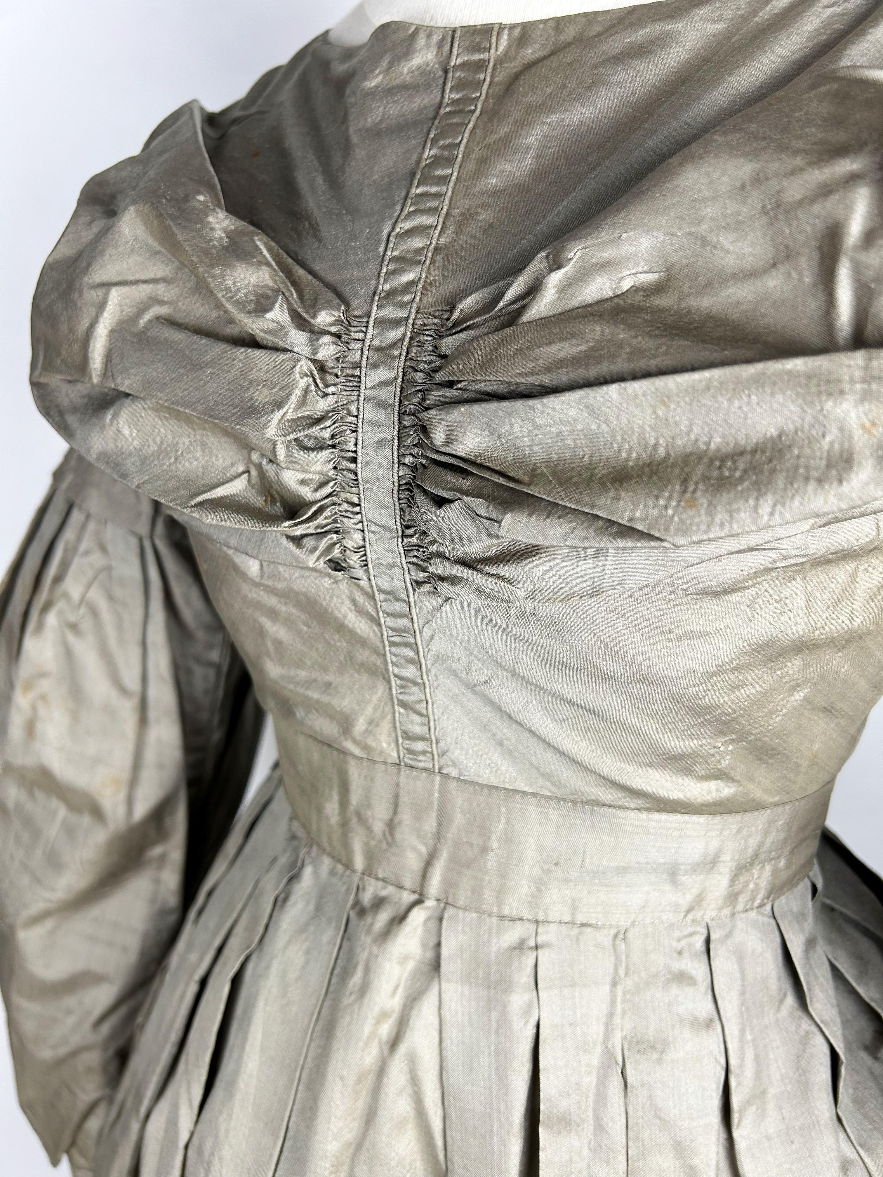 A bronze taffetas day dress with mutton's sleeves - France Circa 1840 For Sale 7