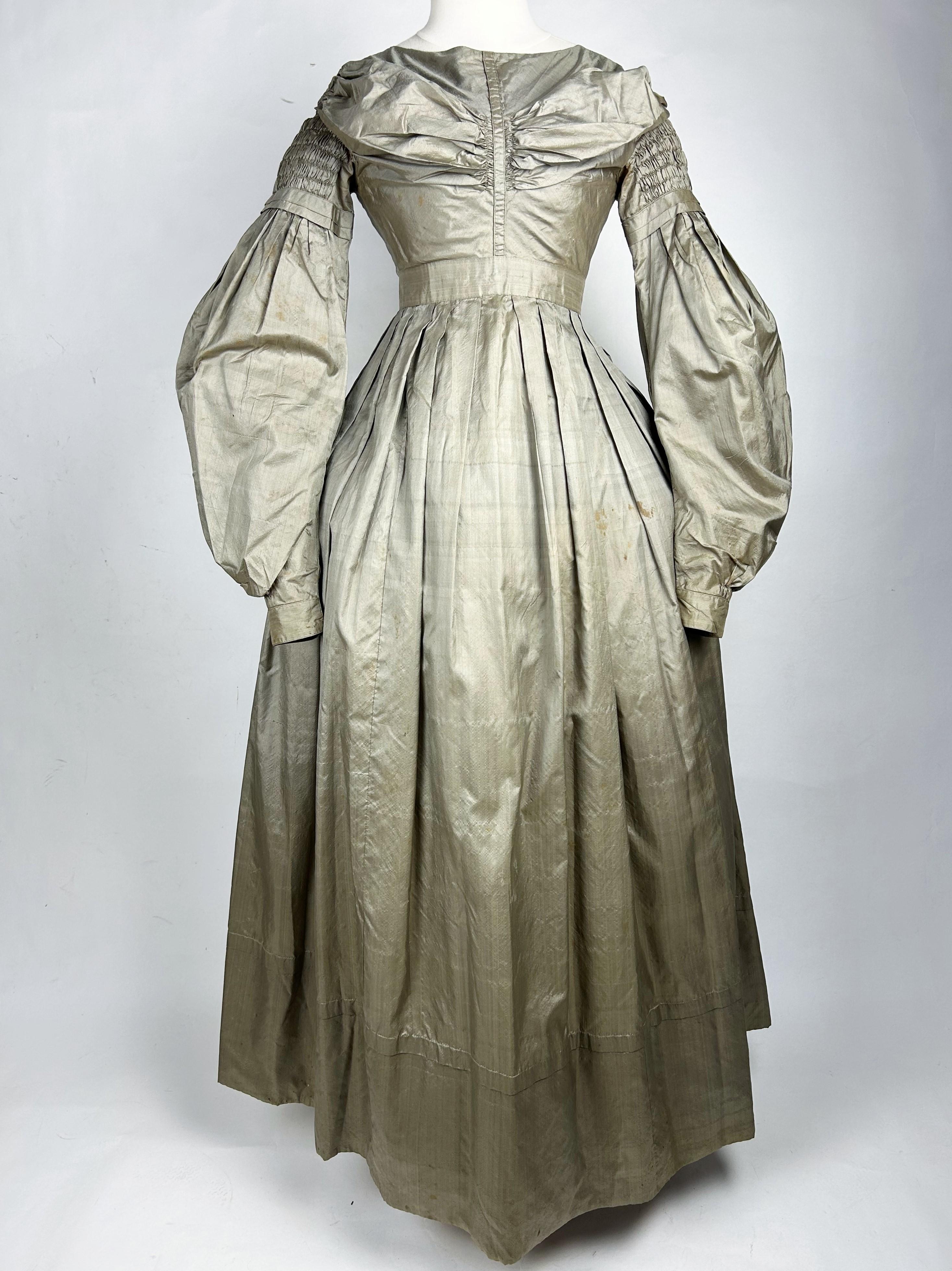 A bronze taffetas day dress with mutton's sleeves - France Circa 1840 In Good Condition For Sale In Toulon, FR