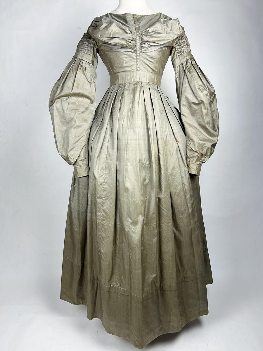 Grigio Abito da giorno in taffetas di bronzo con maniche di montone - Francia Circa 1840