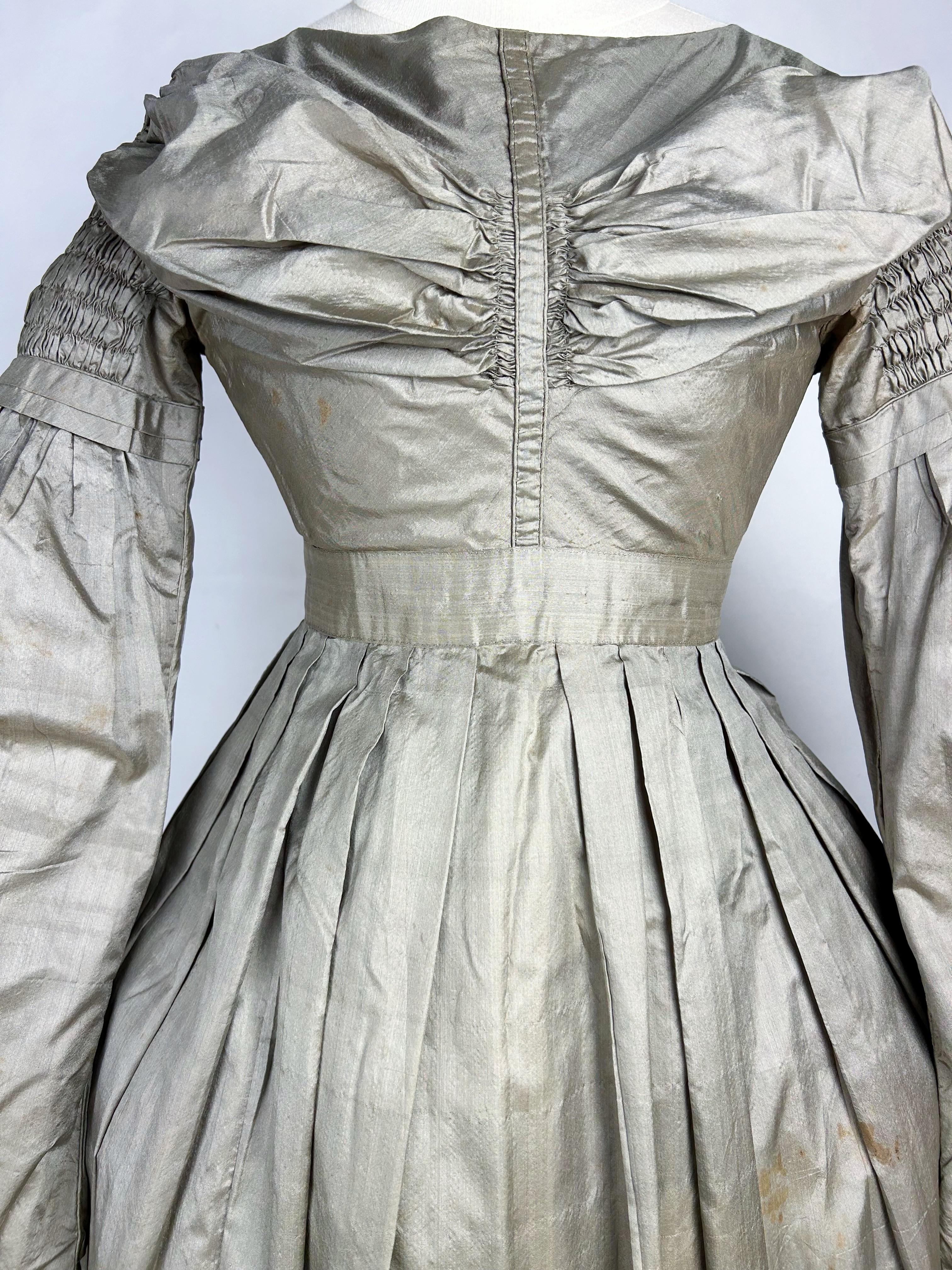 Robe de jour en taffetas de bronze à manches de mouton - France Circa 1840 Pour femmes en vente