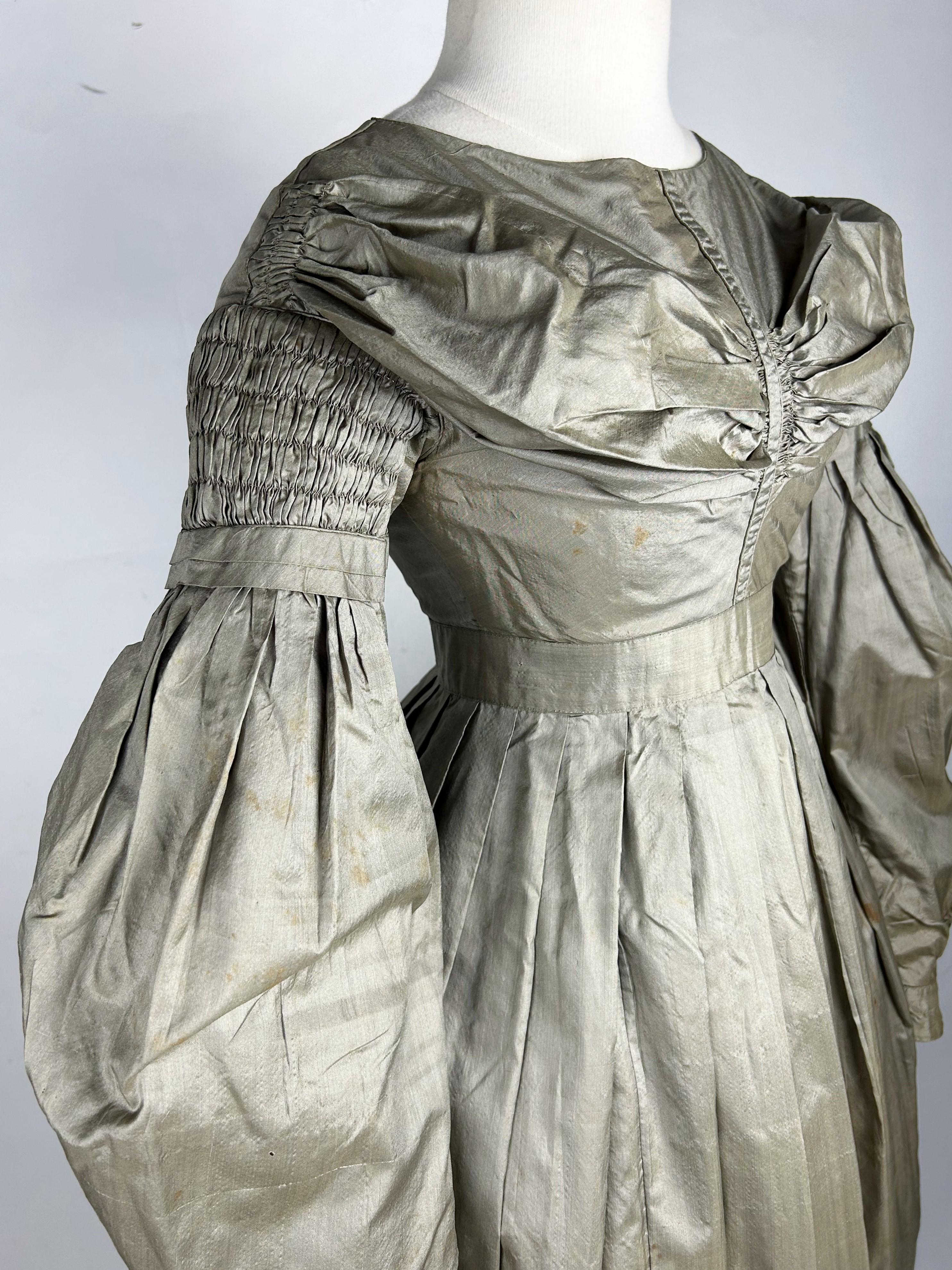 Robe de jour en taffetas de bronze à manches de mouton - France Circa 1840 en vente 1