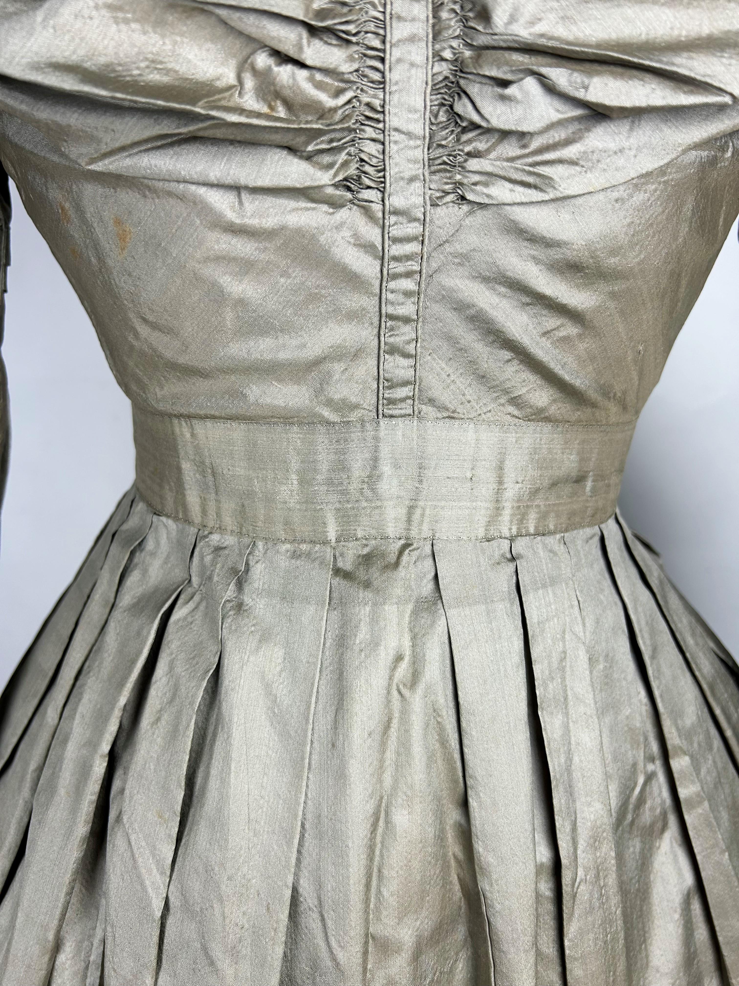 A bronze taffetas day dress with mutton's sleeves - France Circa 1840 For Sale 2