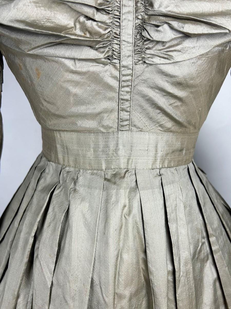 Abito da giorno in taffetas di bronzo con maniche di montone - Francia Circa 1840 1