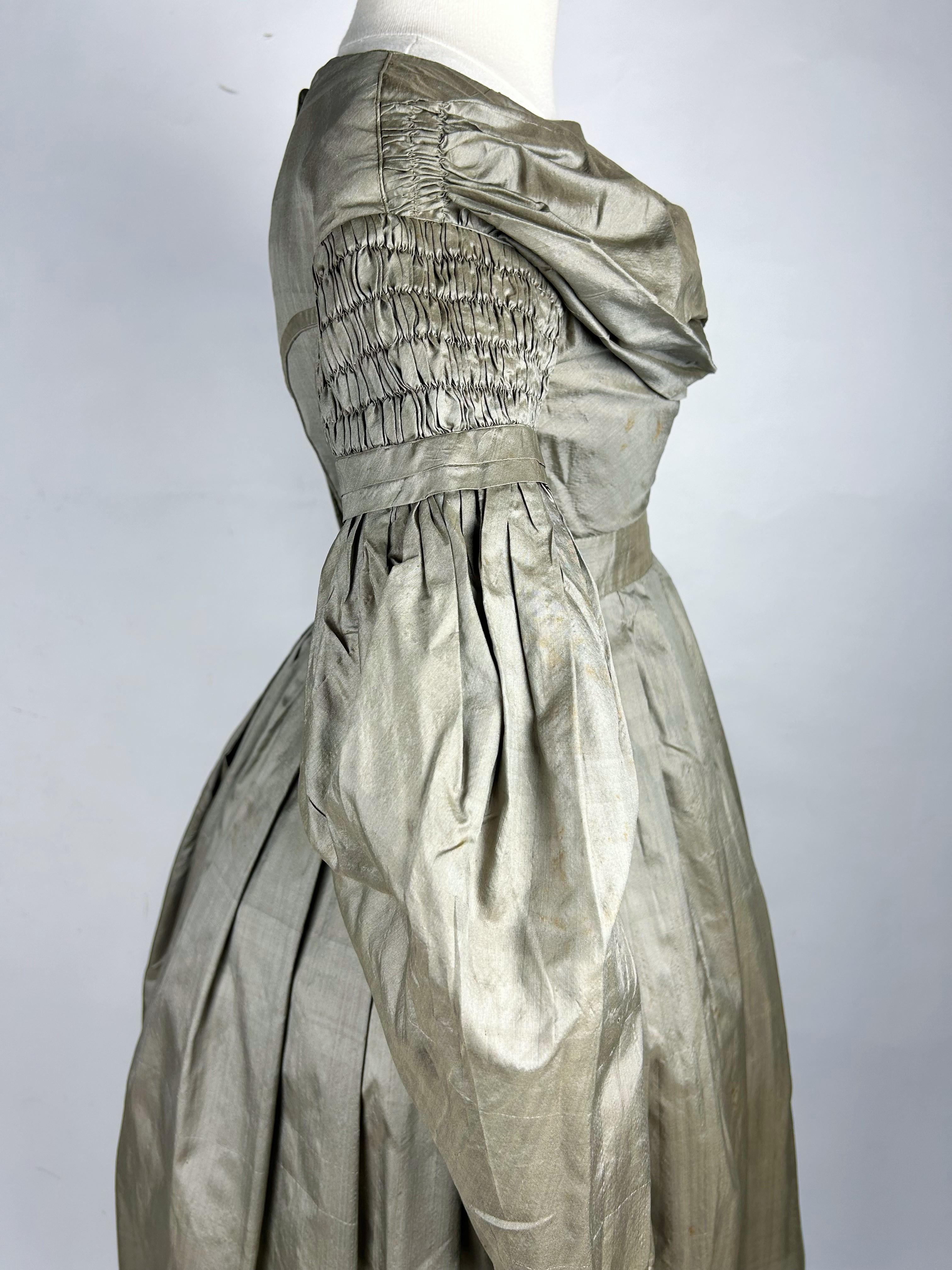 Robe de jour en taffetas de bronze à manches de mouton - France Circa 1840 en vente 3