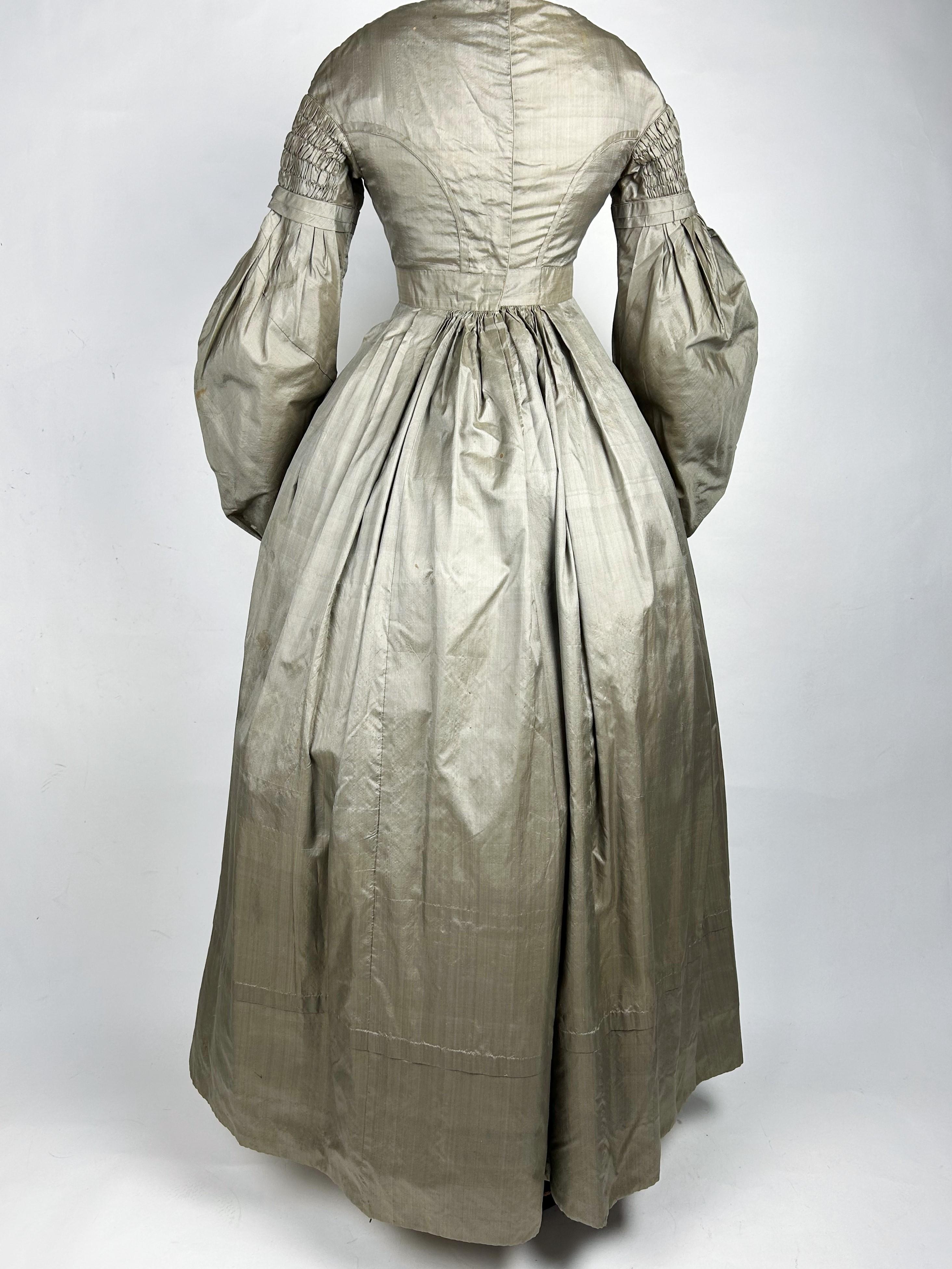 A bronze taffetas day dress with mutton's sleeves - France Circa 1840 For Sale 4