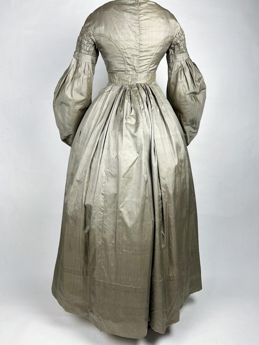 Abito da giorno in taffetas di bronzo con maniche di montone - Francia Circa 1840 3
