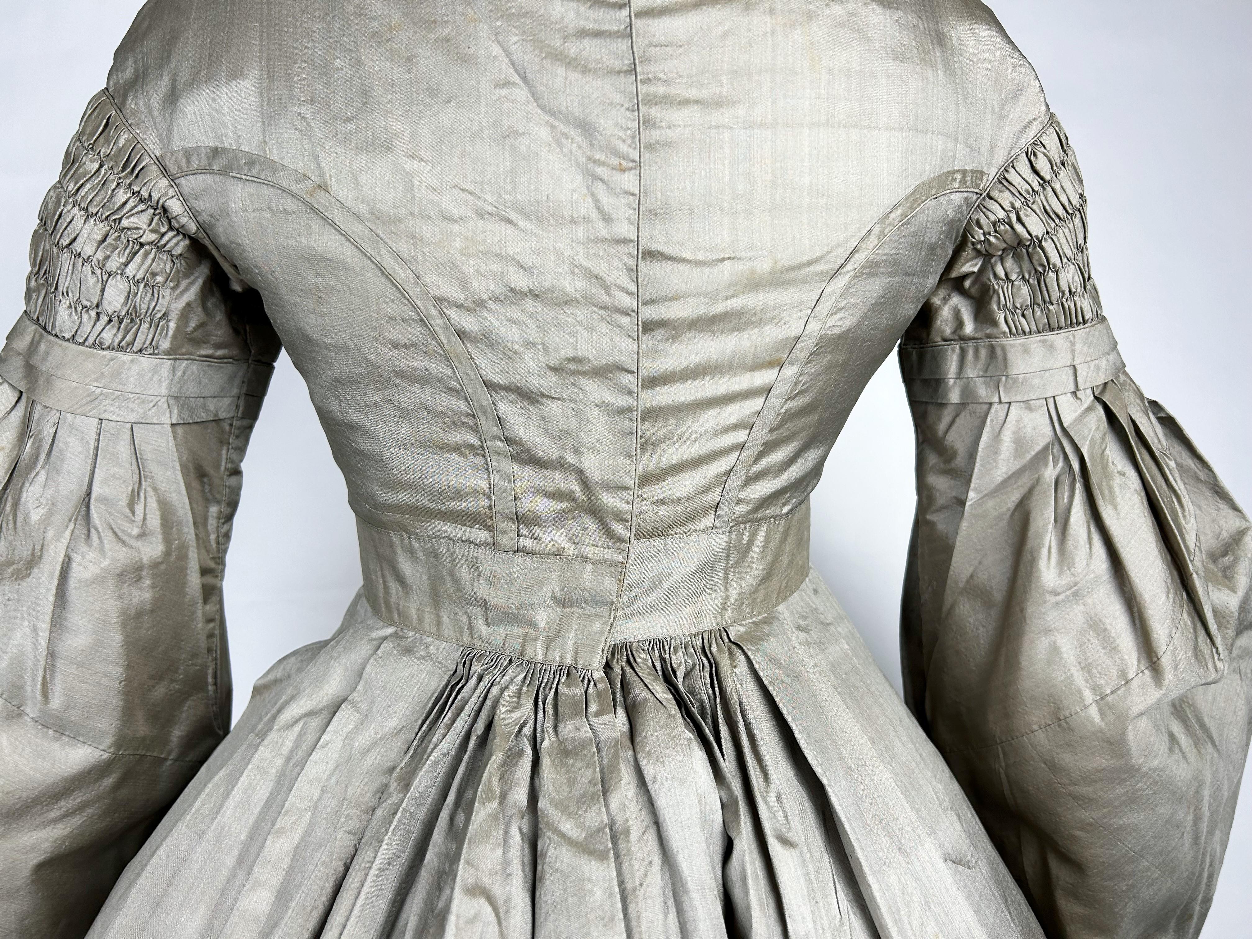 A bronze taffetas day dress with mutton's sleeves - France Circa 1840 For Sale 4