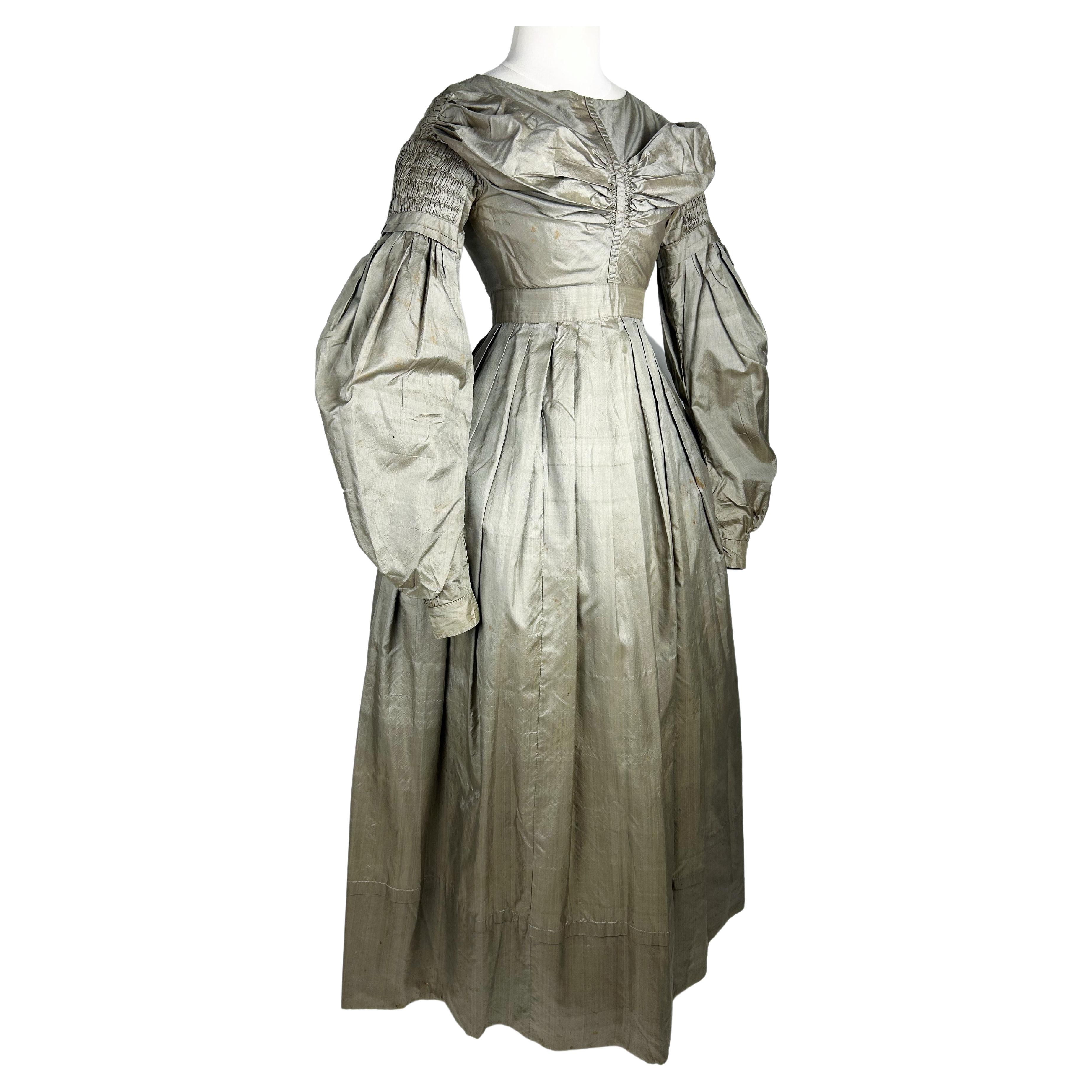Robe de jour en taffetas de bronze à manches de mouton - France Circa 1840 en vente
