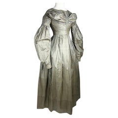 Abito da giorno in taffetas di bronzo con maniche di montone - Francia Circa 1840
