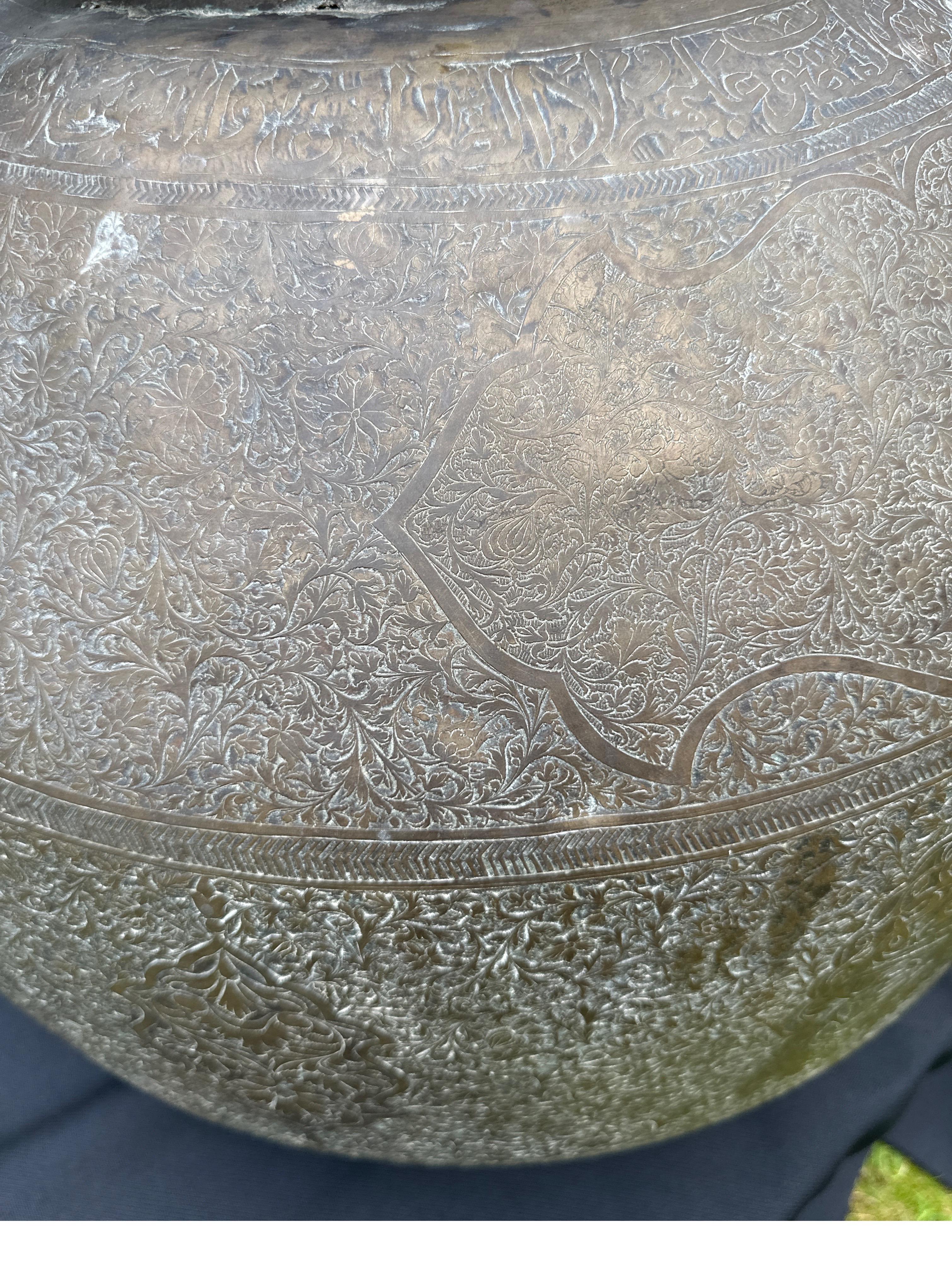 A large Islamic bronze urn  In Distressed Condition For Sale In Southall, GB