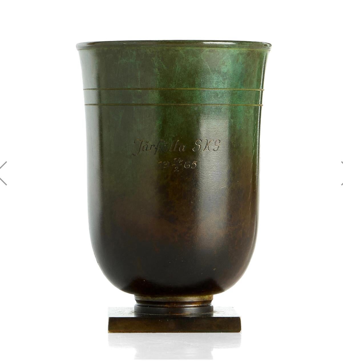Vase aus patinierter Bronze, hergestellt von GAB, Schweden, ca. 1930er Jahre.
Modellnummer 260. Gekennzeichnet durch den Hersteller. Gravur.