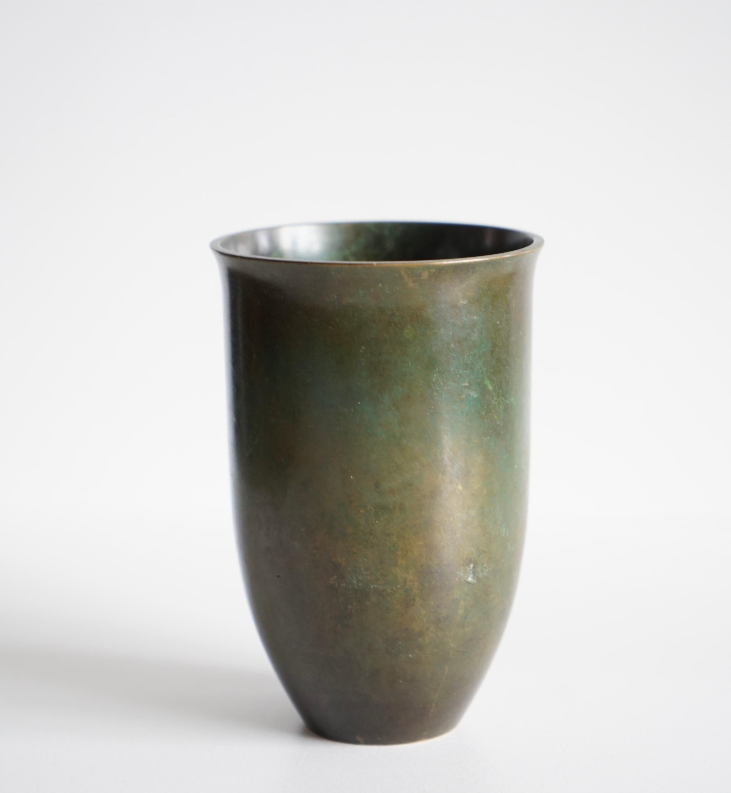 Vaso in bronzo patinato di Just Andersen, Danimarca, 1920 circa.
Timbrata e numerata.