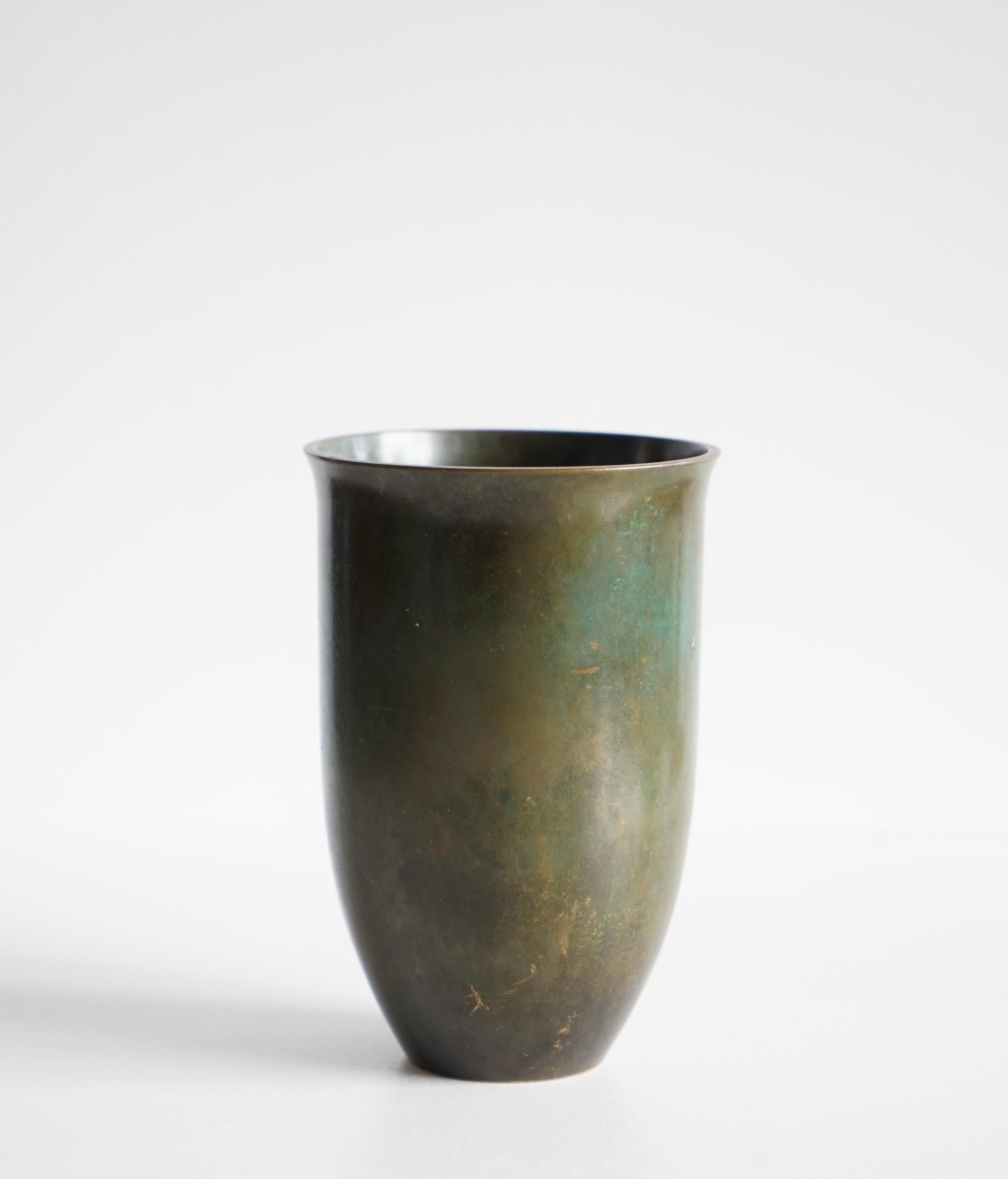 Scandinavo moderno Un vaso di bronzo di Just Andersen in vendita