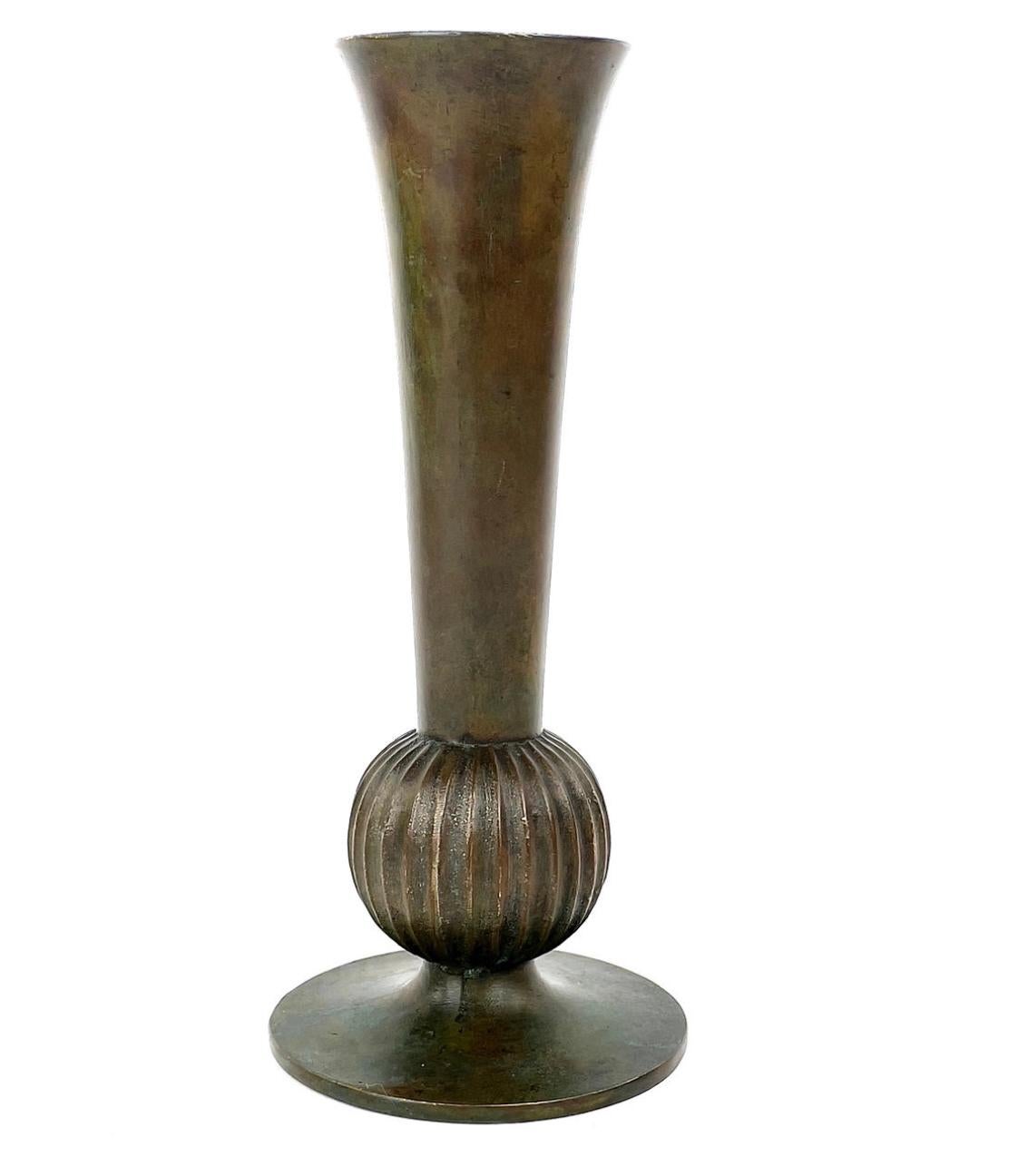 Sune Bäckström, vaso in bronzo patinato, modello n. 9043.
 Bäckströms, Malmö. Circa 1920/30 anni. Timbro firmato.
Condizioni vintage perfette.