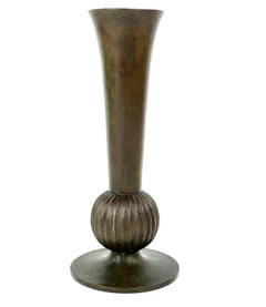 Un vase en bronze de Sune Bäckström
