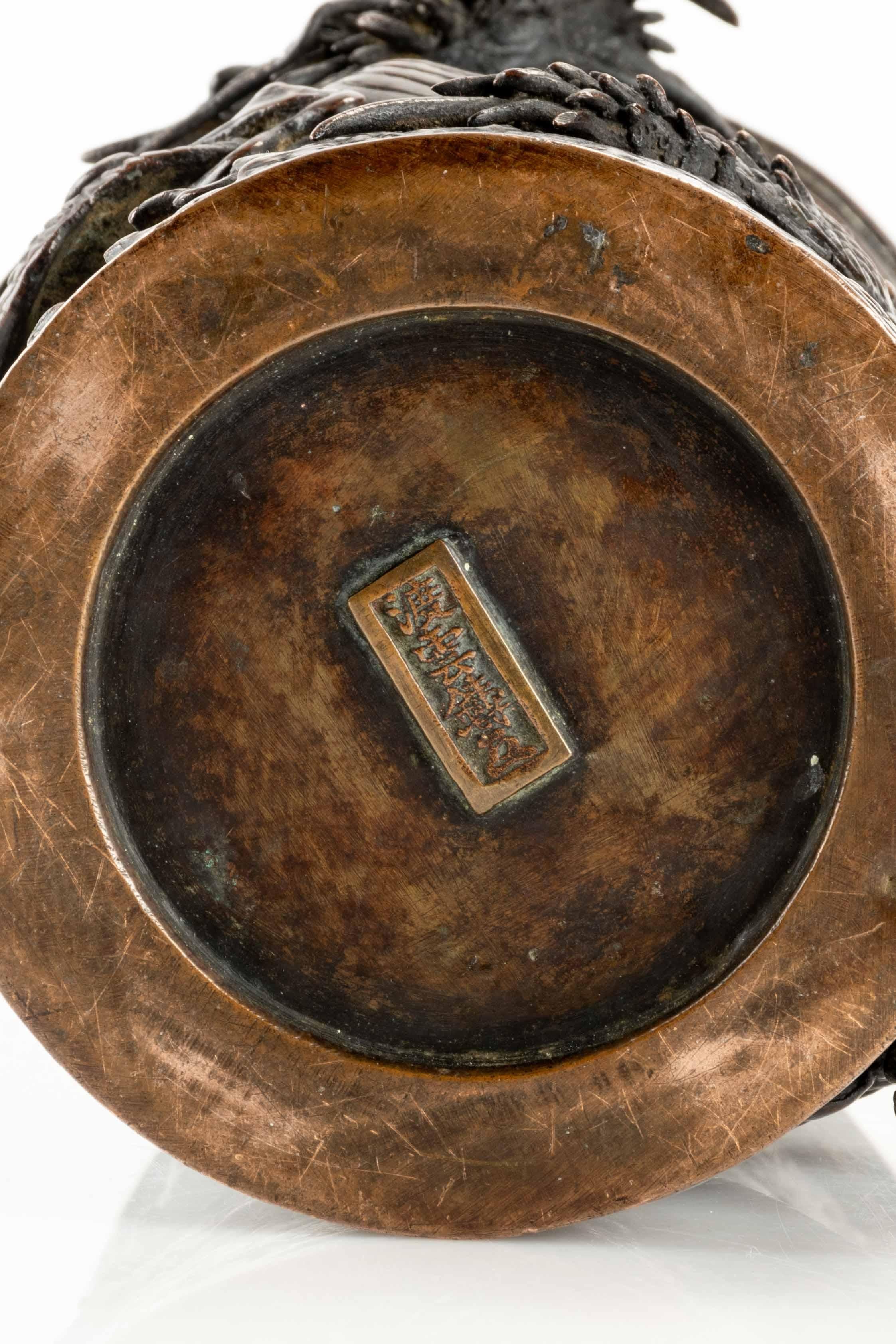 Bronzevase mit reliefierter Darstellung eines Ryū-Drachens inmitten wirbelnder Wellen im Angebot 4