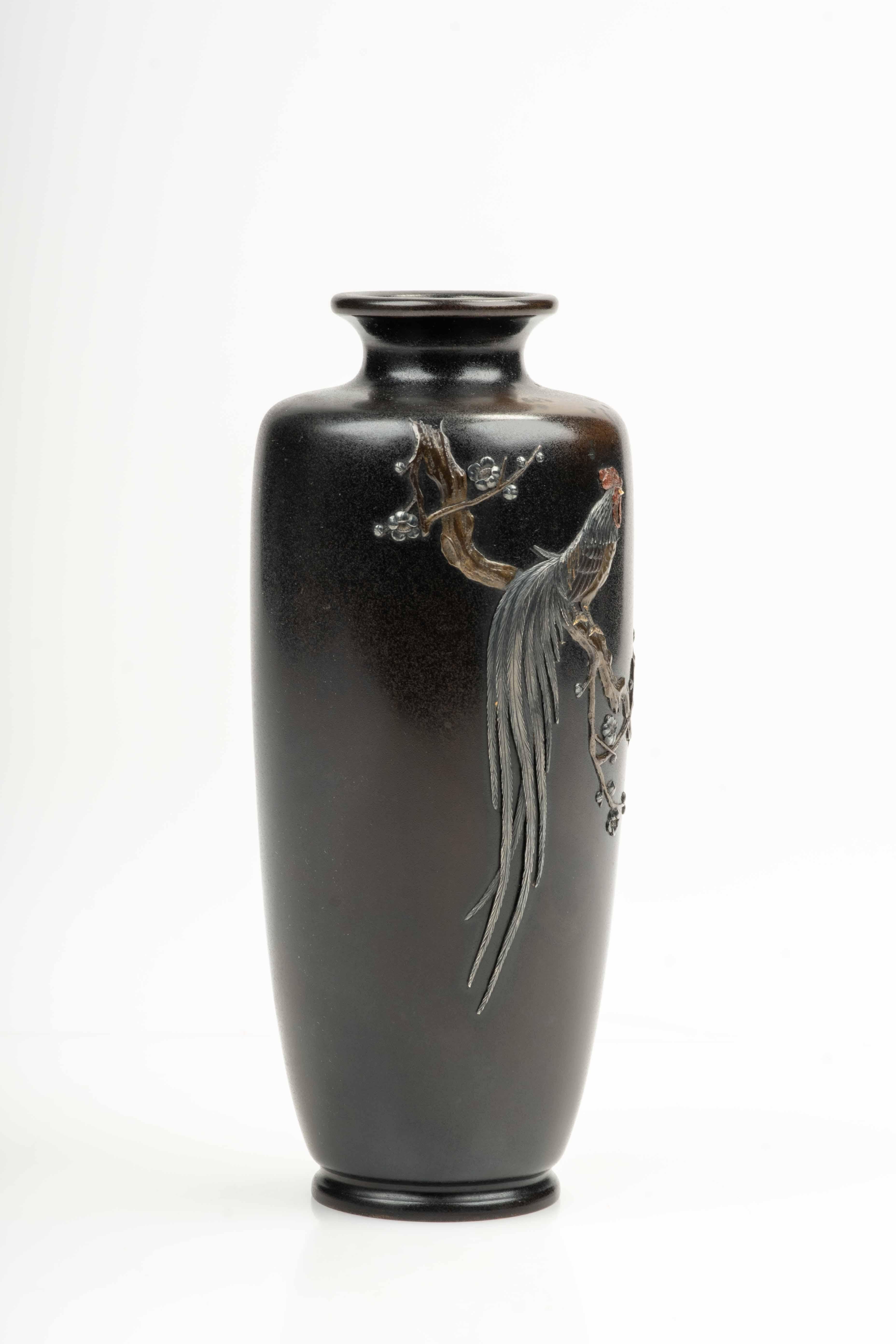 Jarrón de bronce que representa un gallo Onagadori sobre una rama de ciruelo Metalistería en venta