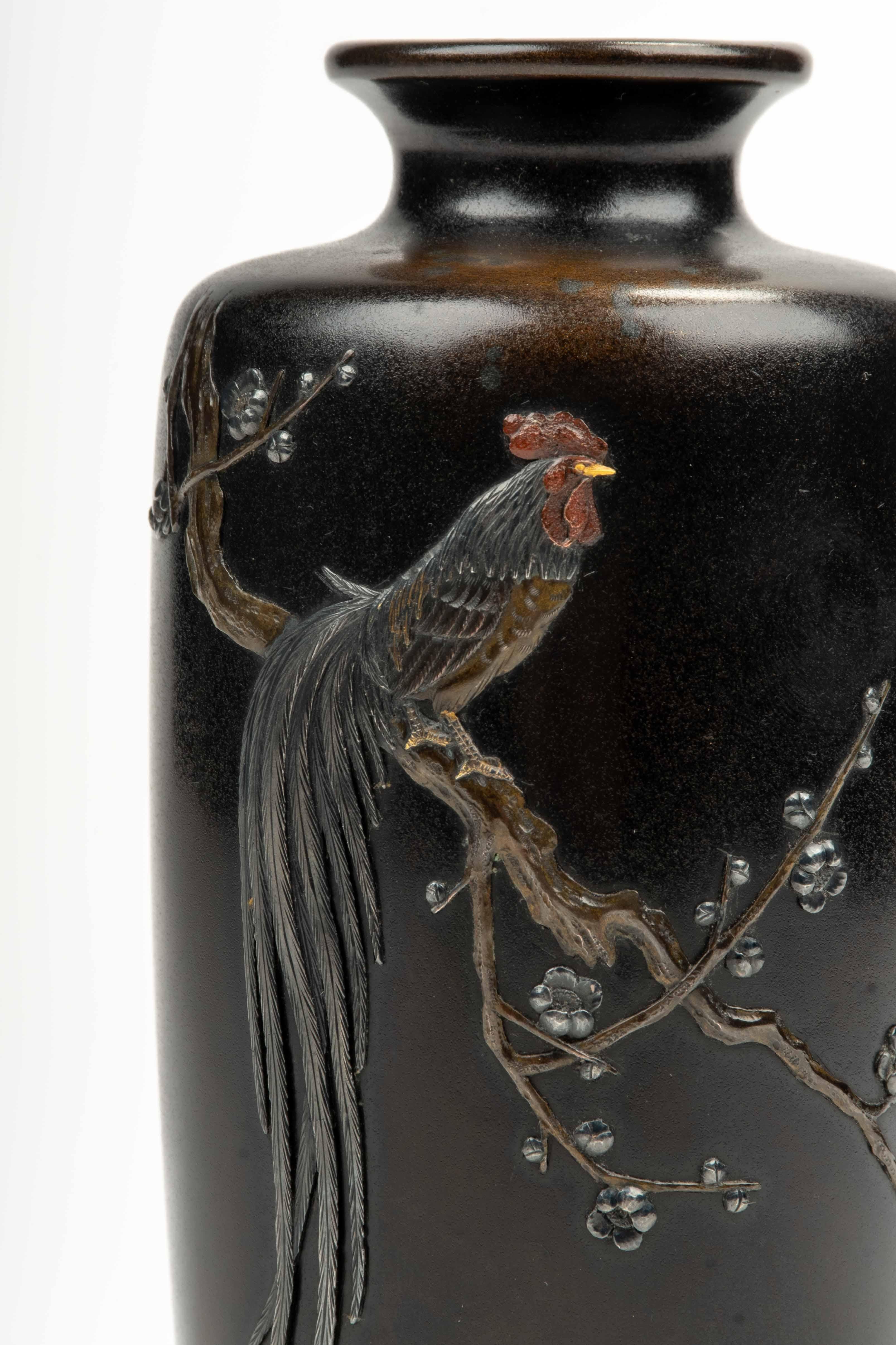 Jarrón de bronce que representa un gallo Onagadori sobre una rama de ciruelo en Excelente estado para la venta en Milano, IT