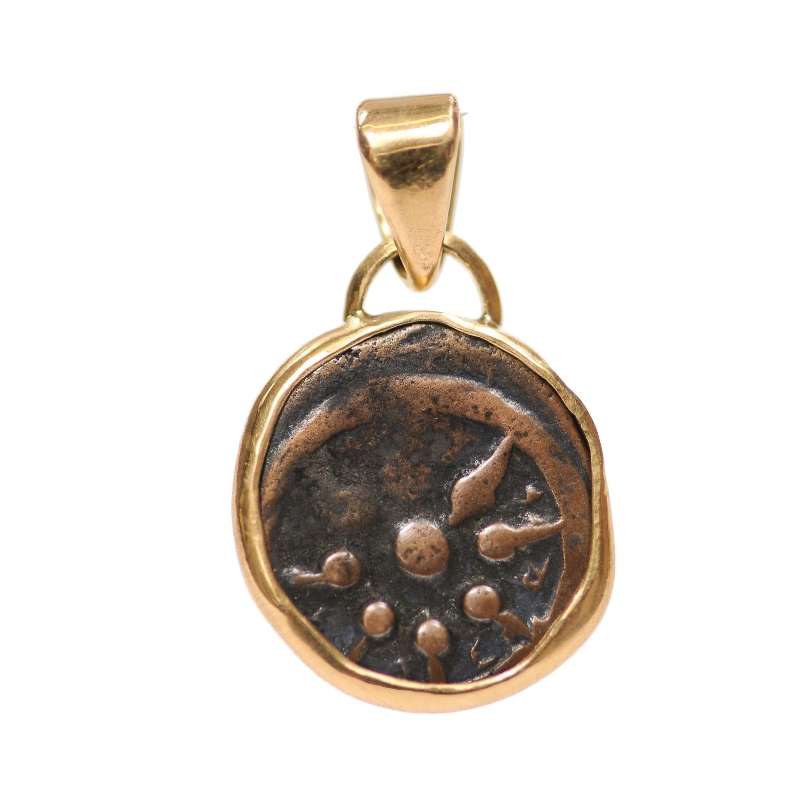 Un ciondolo a forma di moneta in bronzo 