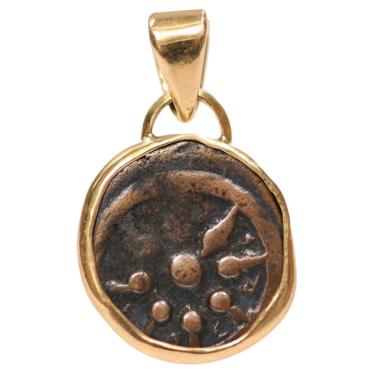Ciondolo a forma di moneta "acaro della vedova" in bronzo con 18 carati