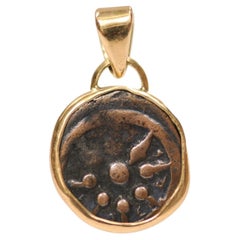Ciondolo a forma di moneta "acaro della vedova" in bronzo con 18 carati