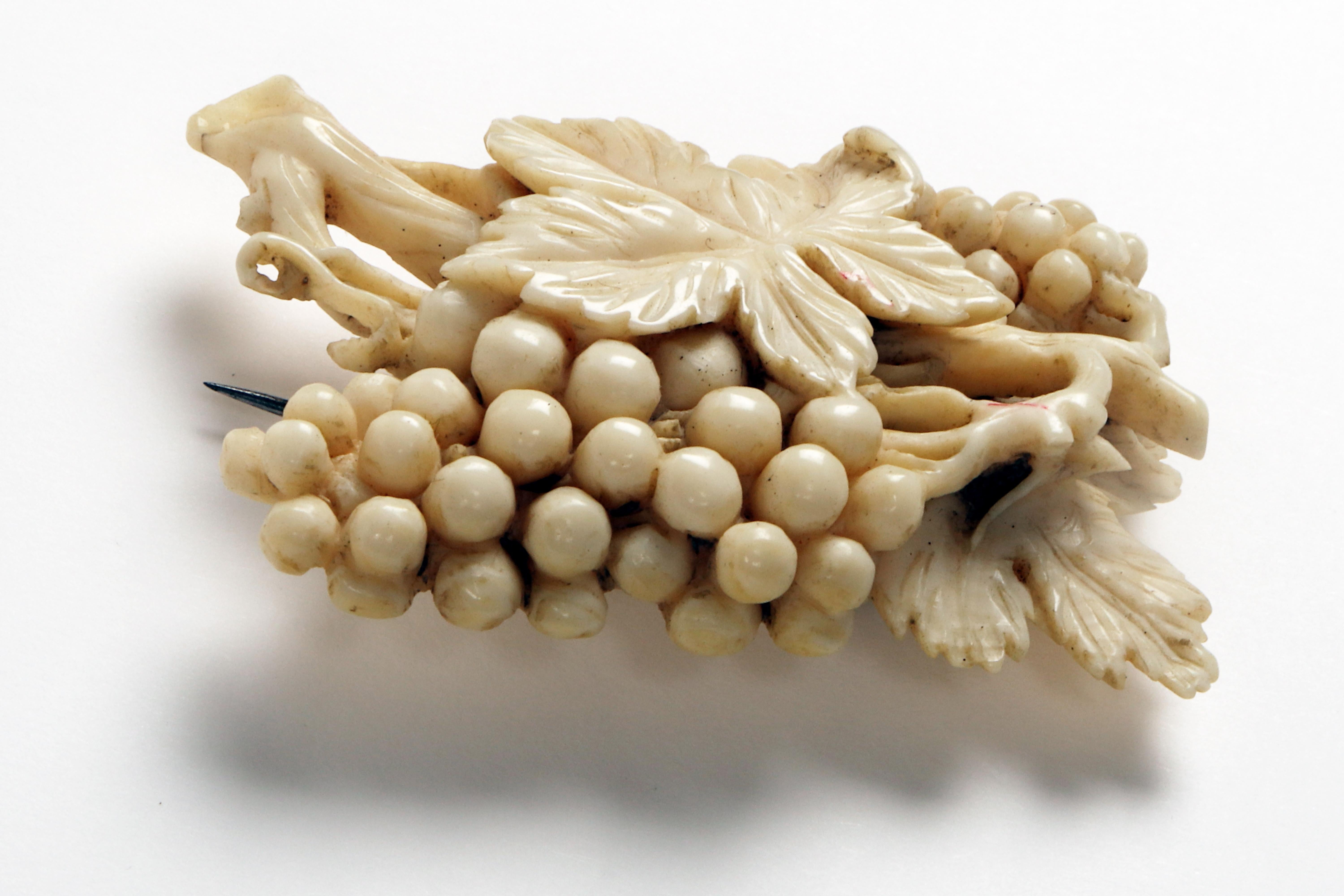 A brooch made of ivory depicting bunches of grapes, England 1890. In Good Condition For Sale In Milan, IT