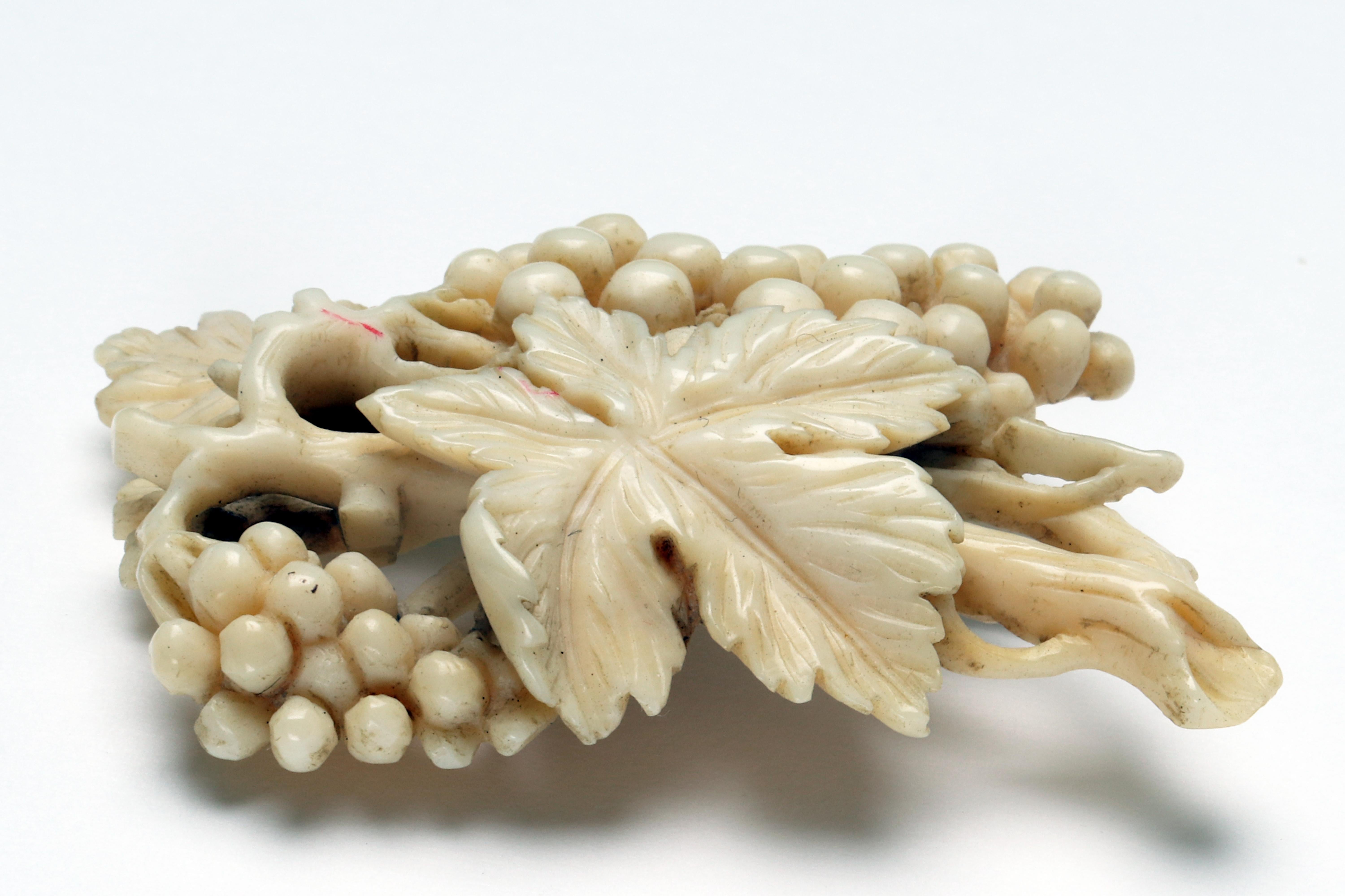 19th Century A brooch made of ivory depicting bunches of grapes, England 1890. For Sale