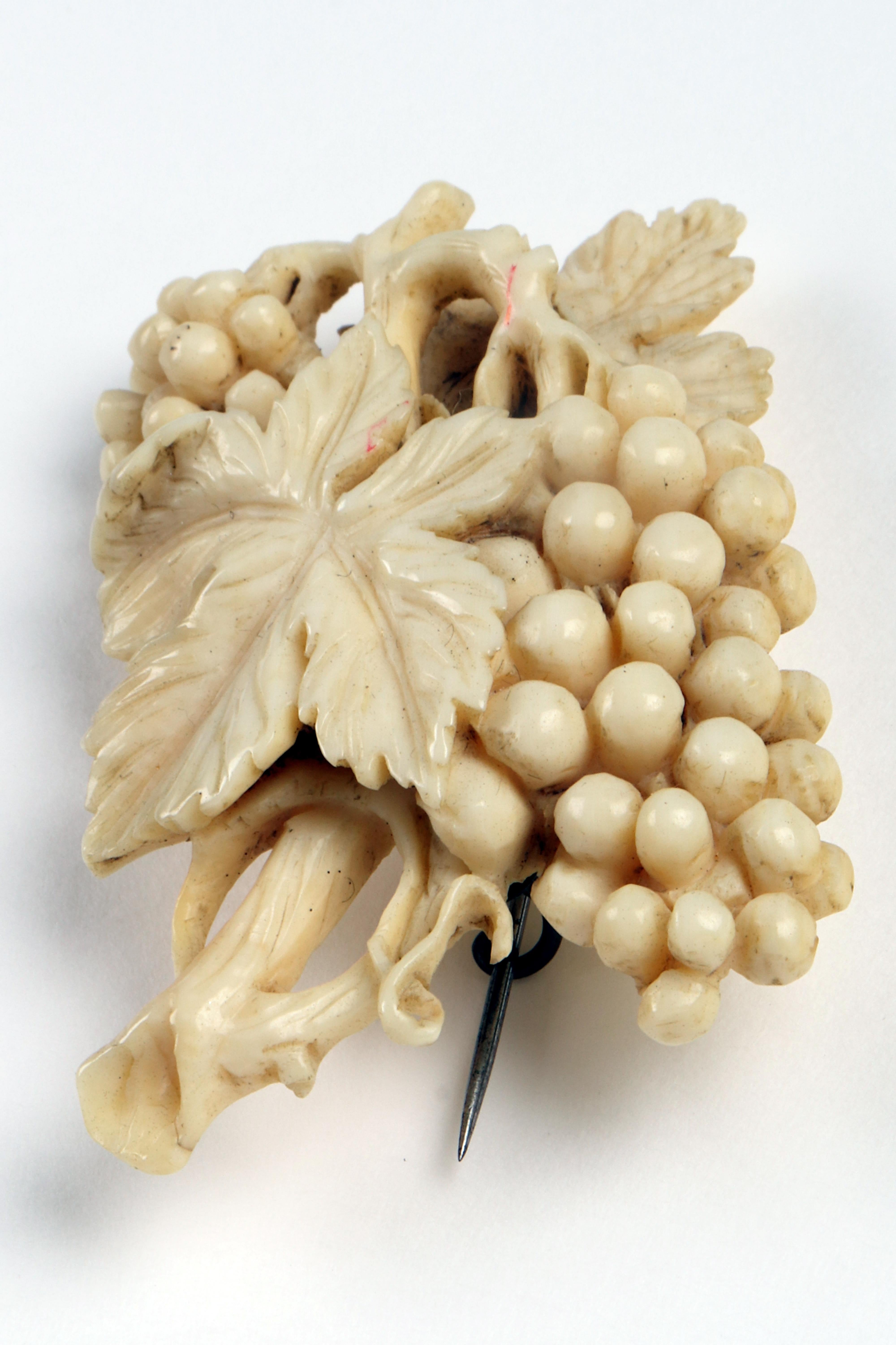 Ivory A brooch made of ivory depicting bunches of grapes, England 1890. For Sale