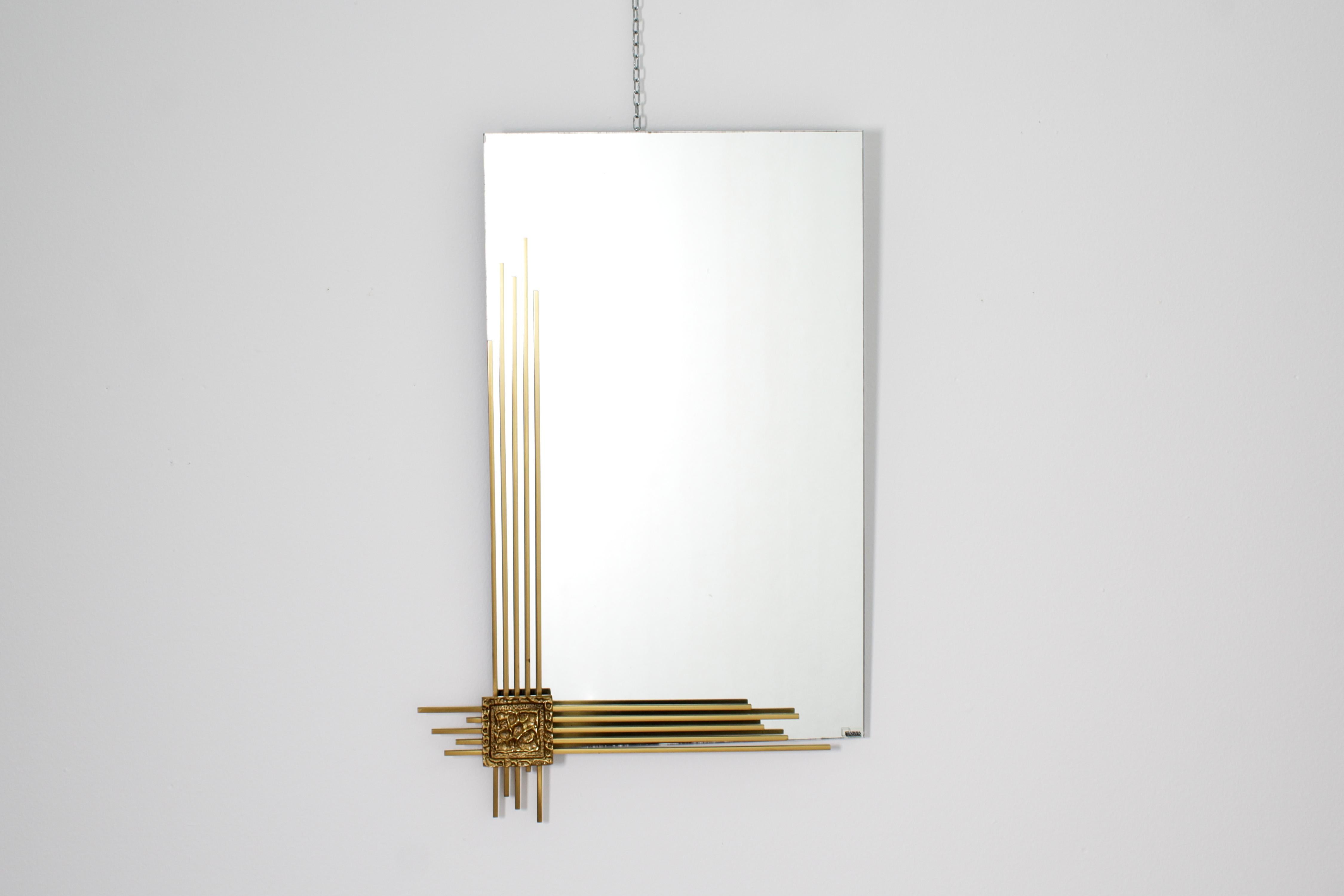 Miroir mural très élégant, création italienne d'Angelo Brotto pour Esperia dans les années 70. L'étiquette adhésive d'usine et la signature sont présentes.
Usure conforme à l'âge et à l'utilisation.