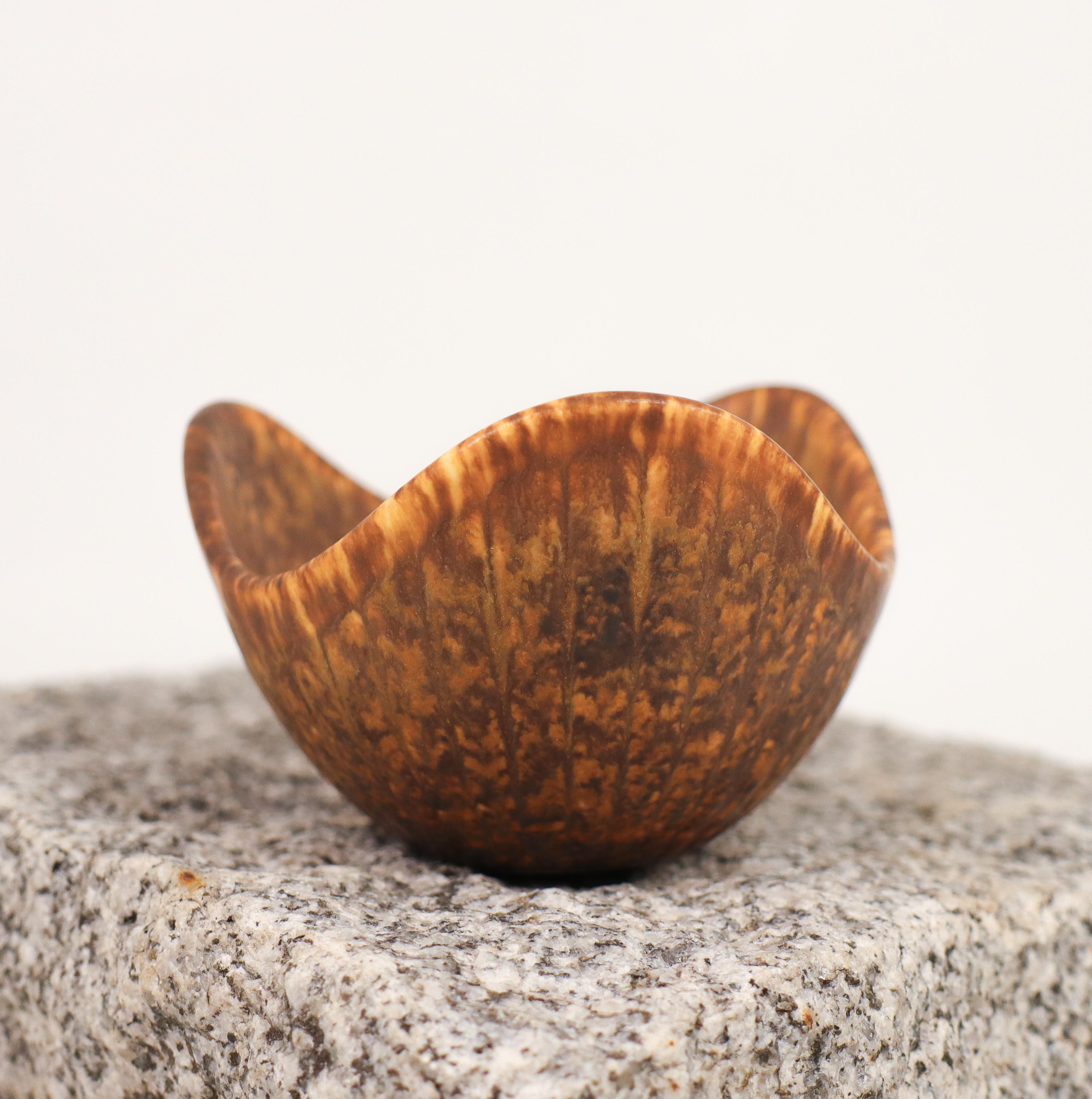 Un bol brun conçu par Gunnar Nylund à Rörstrand, le bol a un diamètre de 9 cm et une hauteur de 5,5 cm. Il est en excellent état, à l'exception d'une petite fissure sur la base, ce qui explique qu'il soit marqué comme étant de 2ème qualité.