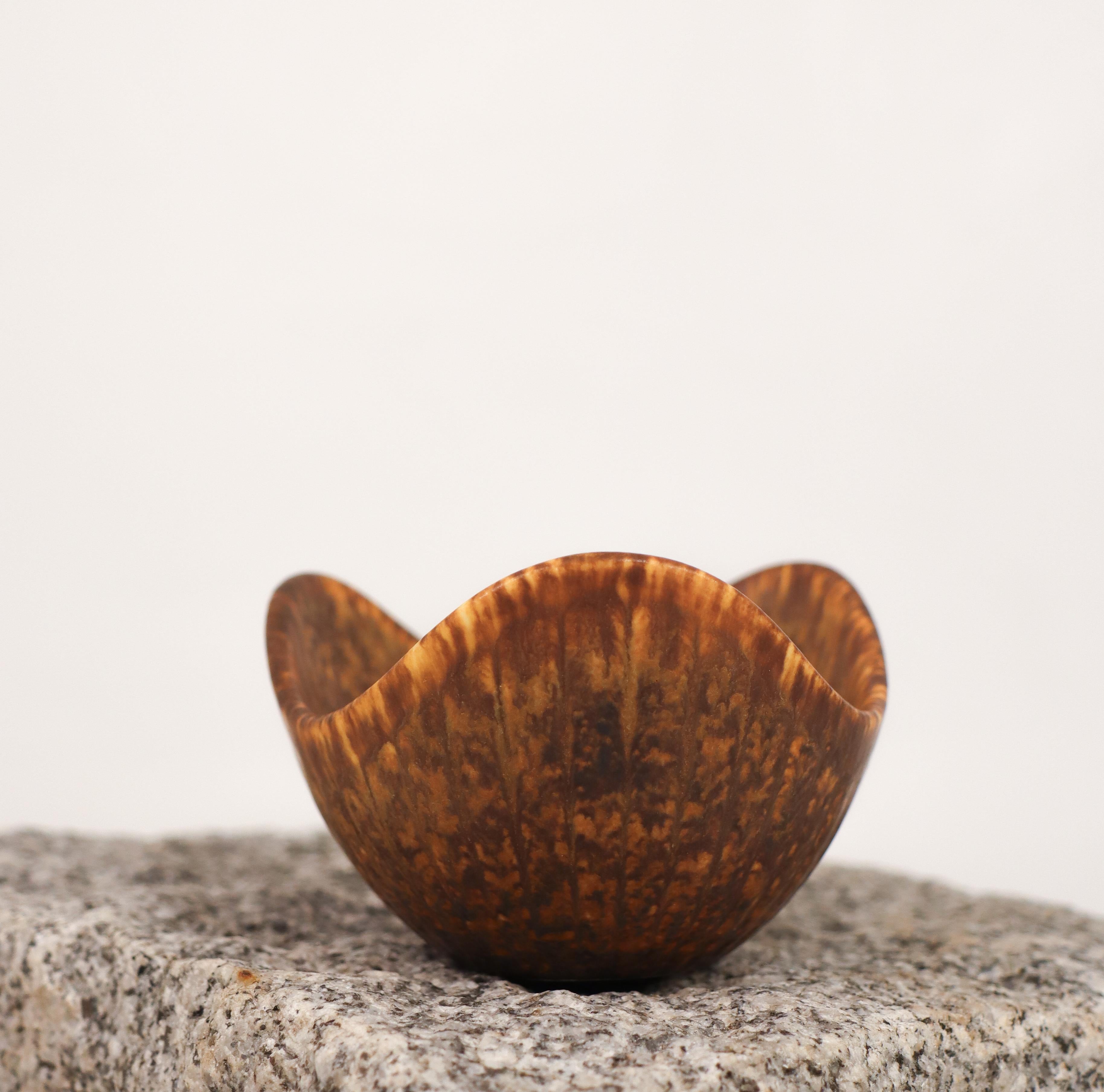 Swedish A Brown Ceramic Bowl - Gunnar Nylund - Rörstrand - Mid 20th Century Scandinavia For Sale