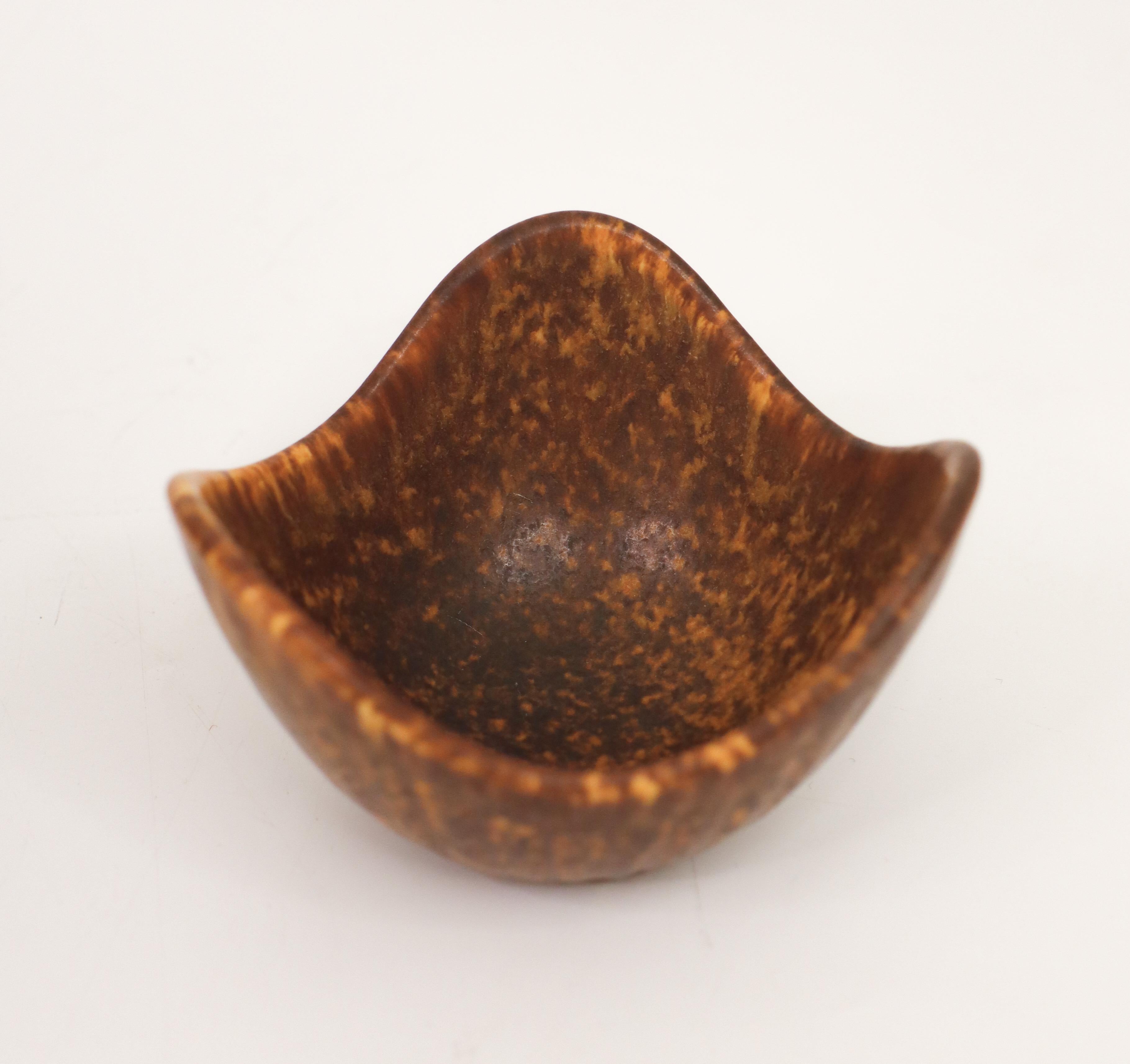 A Brown Ceramic Bowl - Gunnar Nylund - Rörstrand - Mid 20th Century Scandinavia In Excellent Condition For Sale In Stockholm, SE