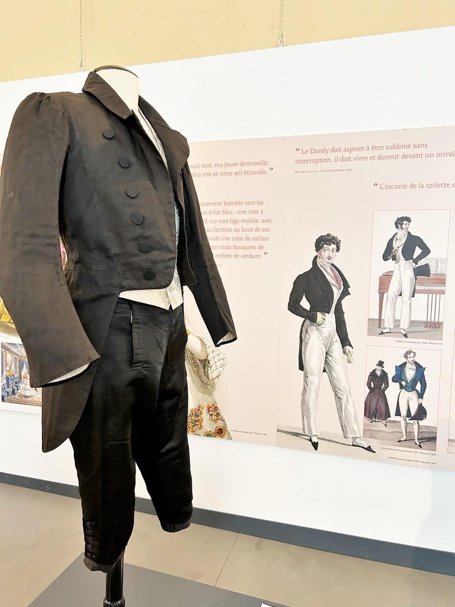 A brown frockcoat for french elegant man - Louis-Philippe period Circa 1830 For Sale 11
