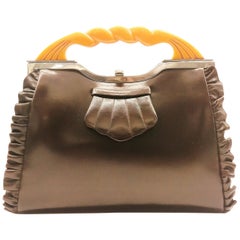 Borsetta in pelle marrone con manico in bachelite color ambra intagliato, inglese, anni '30
