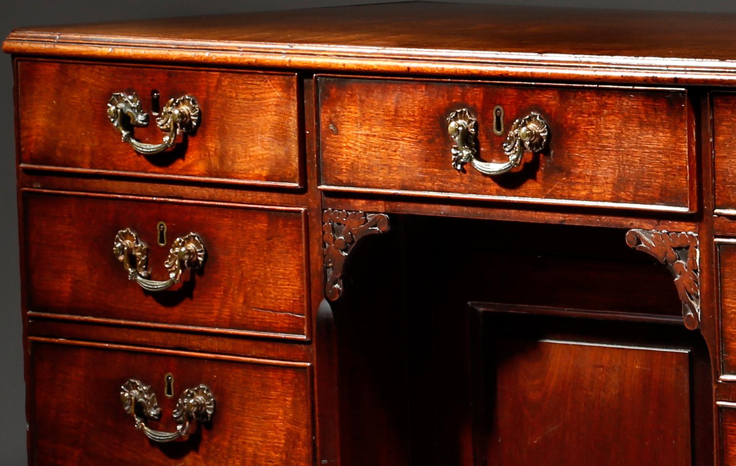 English Brown Mahogany George III Chippendale Kneehole Desk For Sale