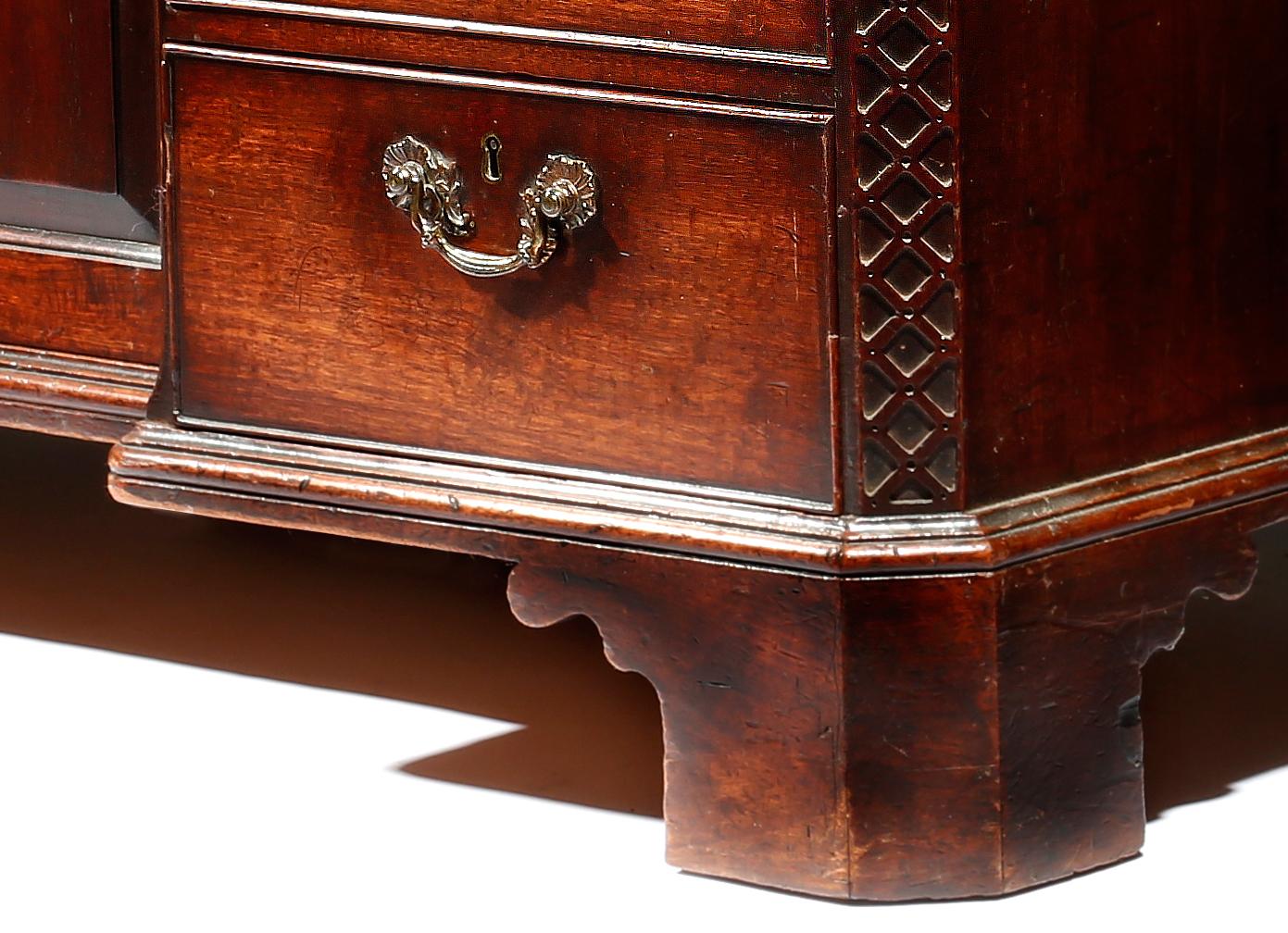 Brown Mahogany George III Chippendale Kneehole Desk In Good Condition For Sale In Dublin, GB