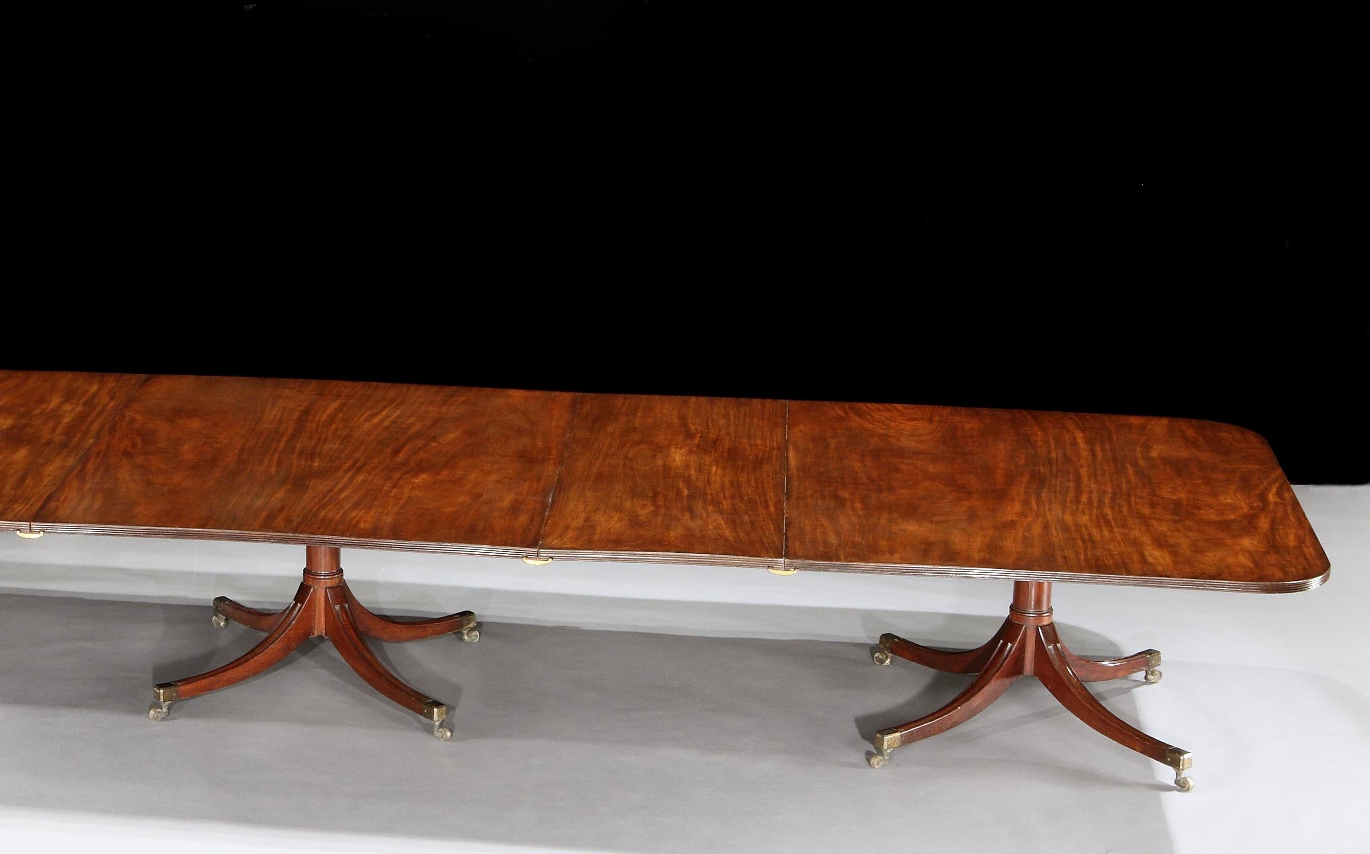 Anglais Table de salle à manger George III à quatre piédestaux en acajou en vente