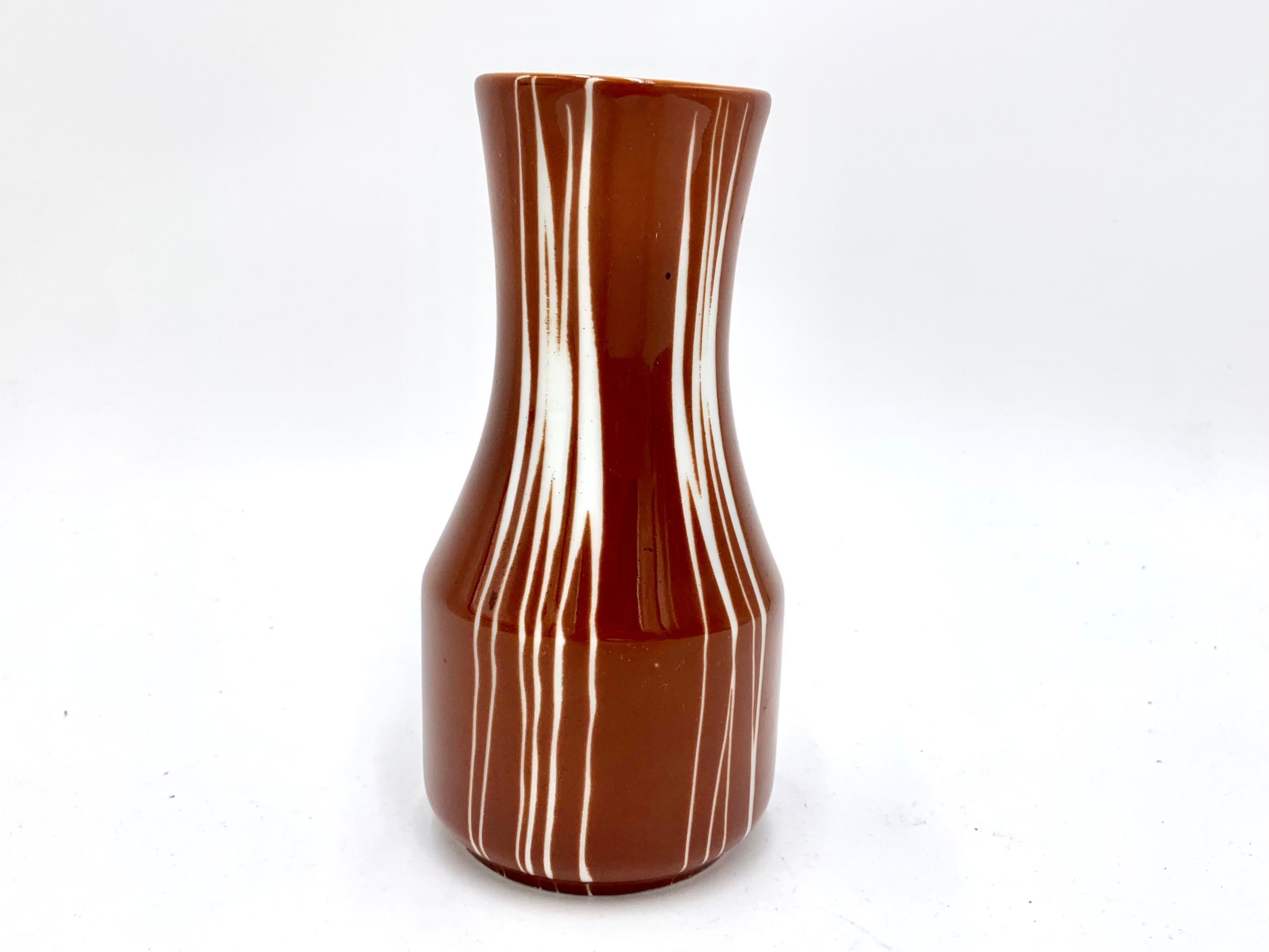 A brown porcelain vase in the New Look style from the 1960s.

Very good condition, no damage.

Height 19cm, diameter 9cm.