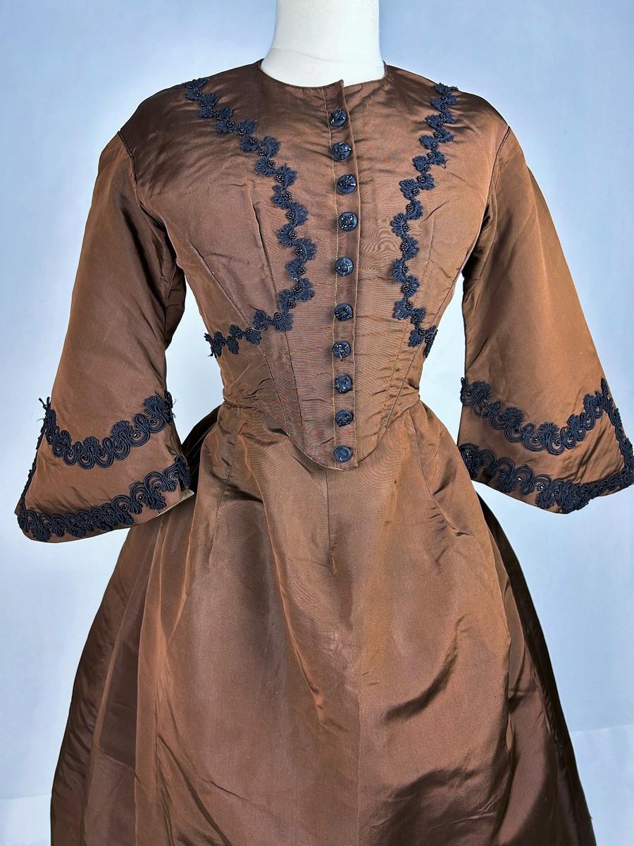 A brown silk faille day dress with pagoda sleeves - France Circa 1880 In Good Condition For Sale In Toulon, FR