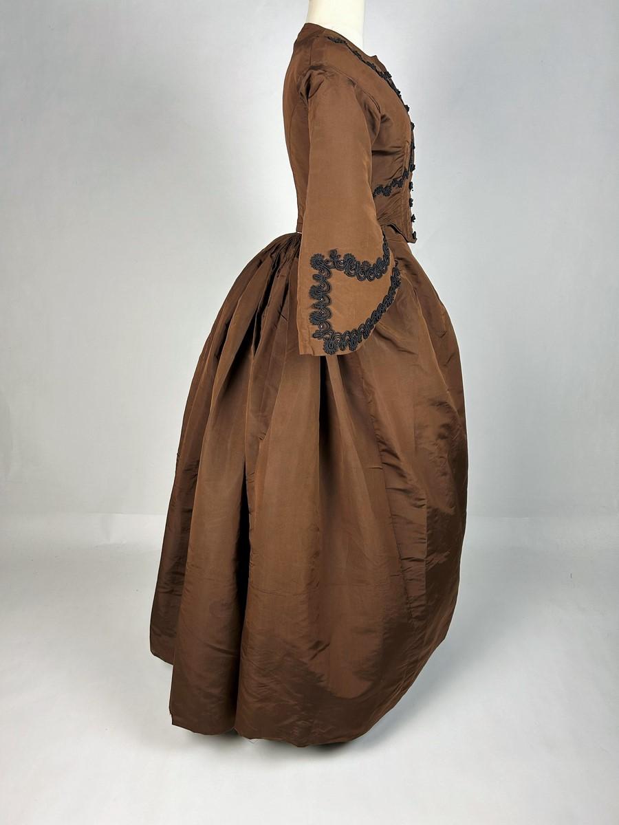 A brown silk faille day dress with pagoda sleeves - France Circa 1880 For Sale 2