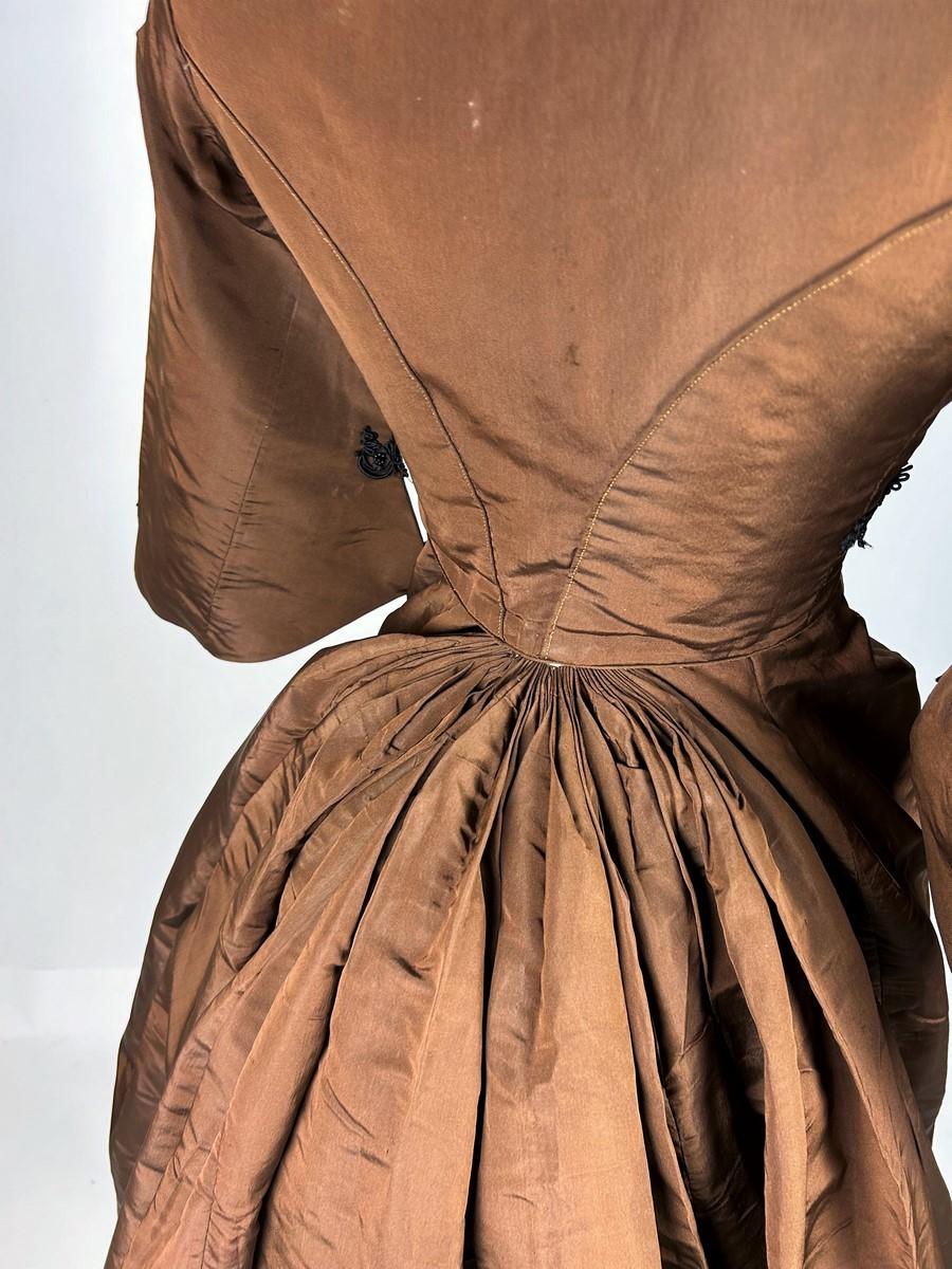 A brown silk faille day dress with pagoda sleeves - France Circa 1880 For Sale 4