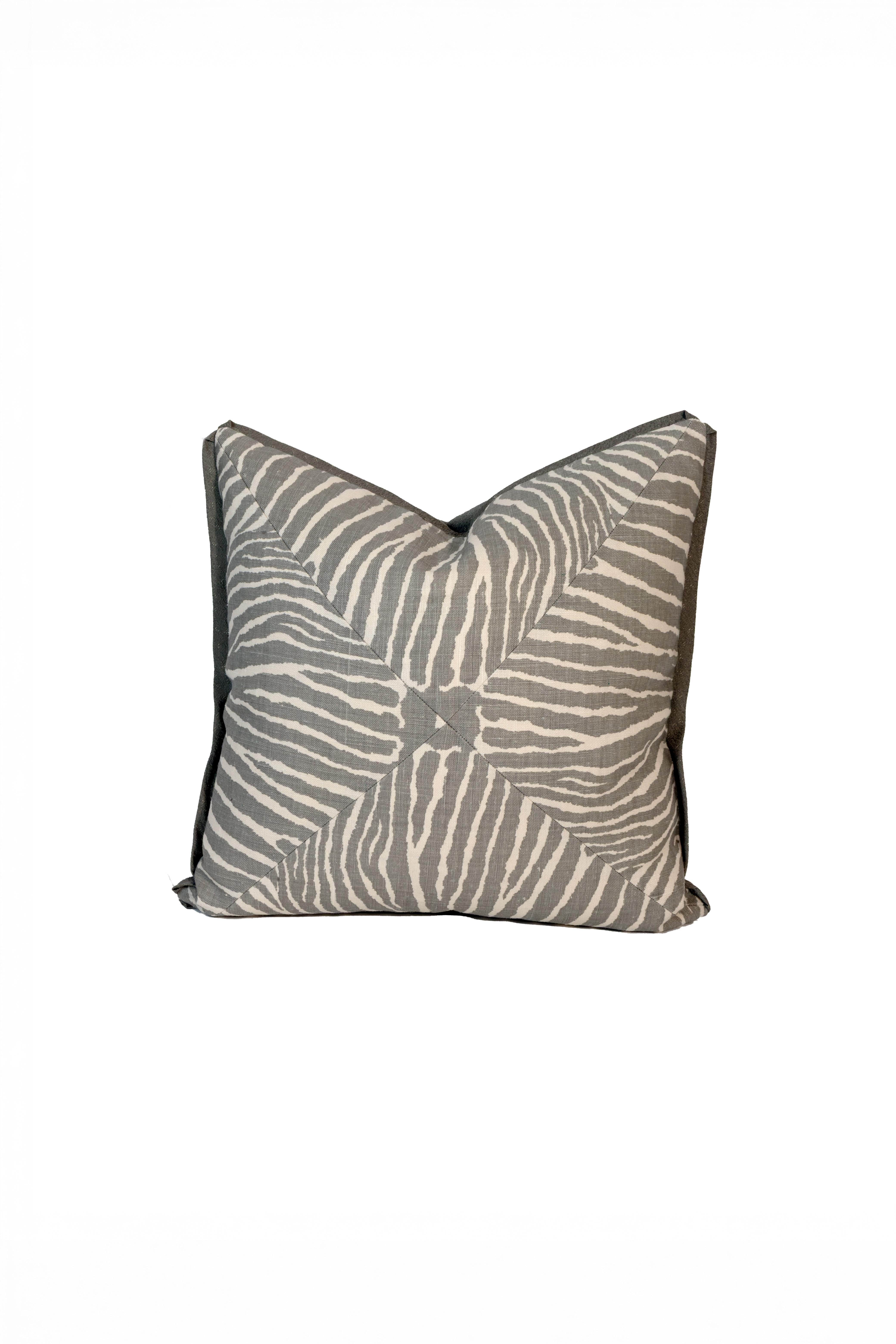 Cuscino quadrato in lino con motivo Le Zebre di Brunschwig & Fils, con bordo e schienale in tessuto di misto cotone e lino grigio sbieco. Sono disponibili due modelli leggermente diversi. Ogni cuscino è venduto singolarmente. 