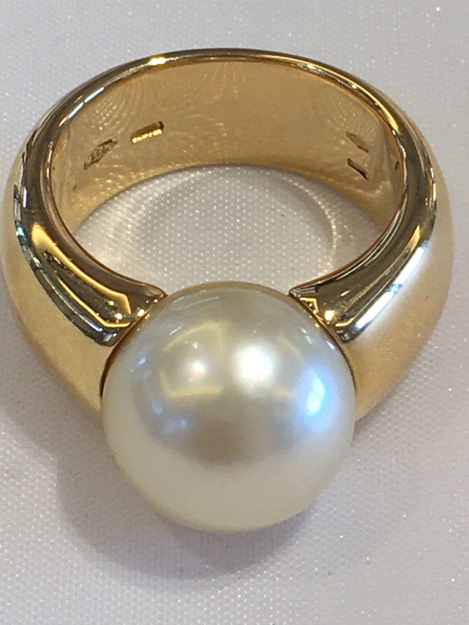 An amazing brush 18kt yellow gold ring with a stunning 5+ Australian light pearl by Mikimoto.
