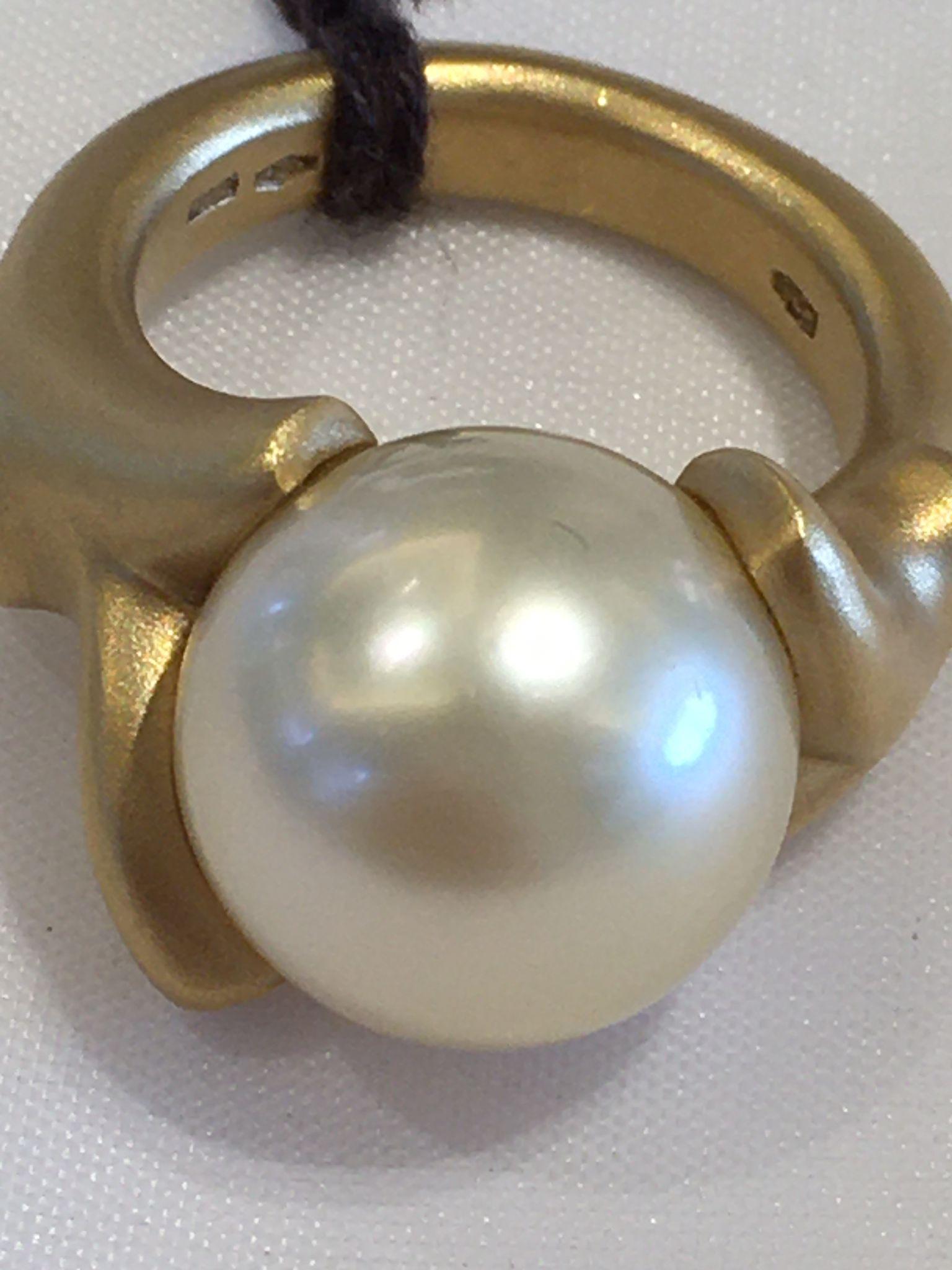Neoclassical A brush 18kt yellow gold ring with a 5+ plus South Sea light pearl. For Sale