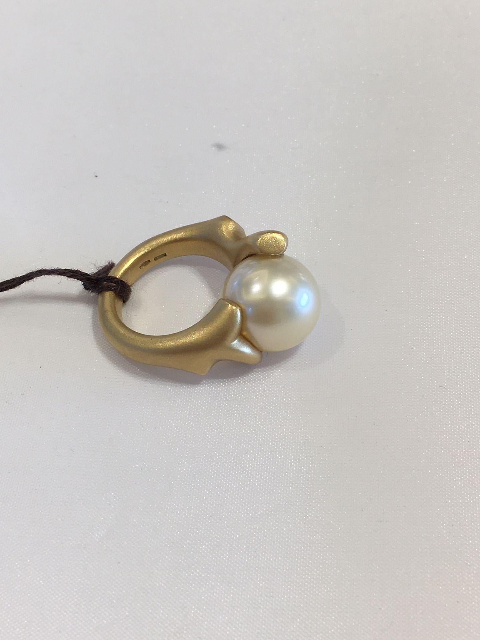 Neoclassical A brush 18kt yellow gold ring with a 5+ plus South Sea light pearl. For Sale