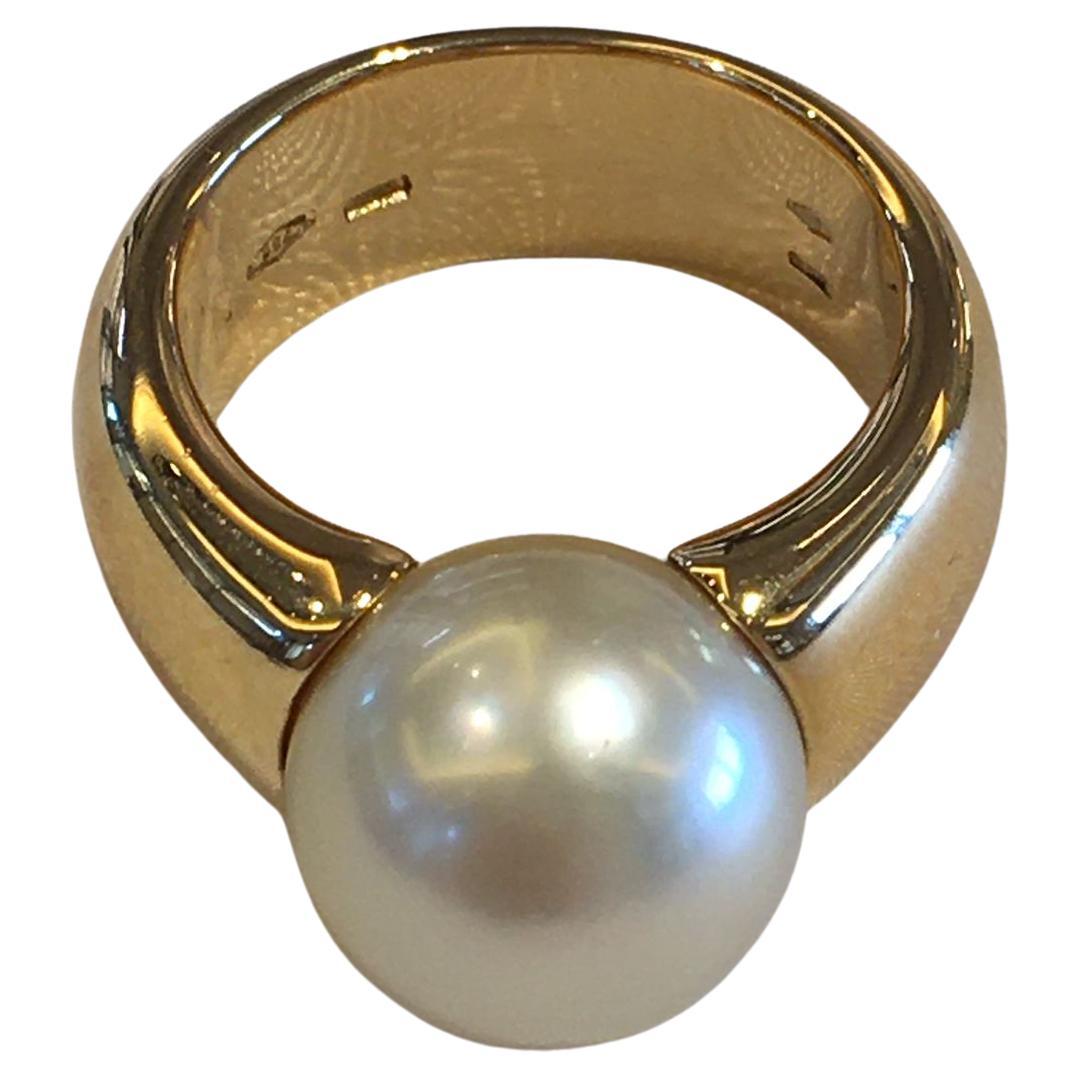 A brush 18kt yellow gold ring with a 5+ plus South Sea light pearl. For Sale