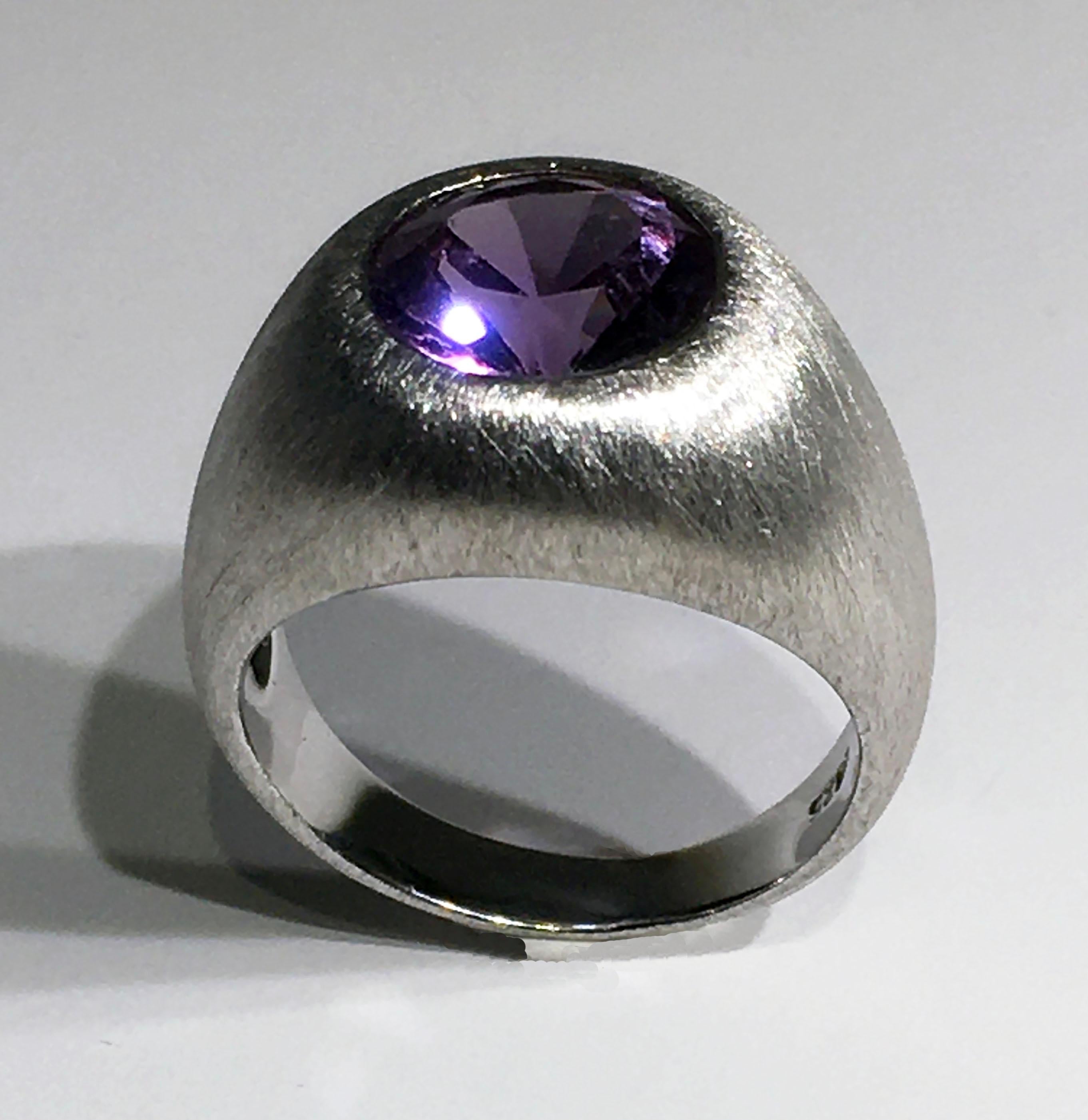 Brushed Silver Ring with Cultured Color Change Sapphire For Sale 1