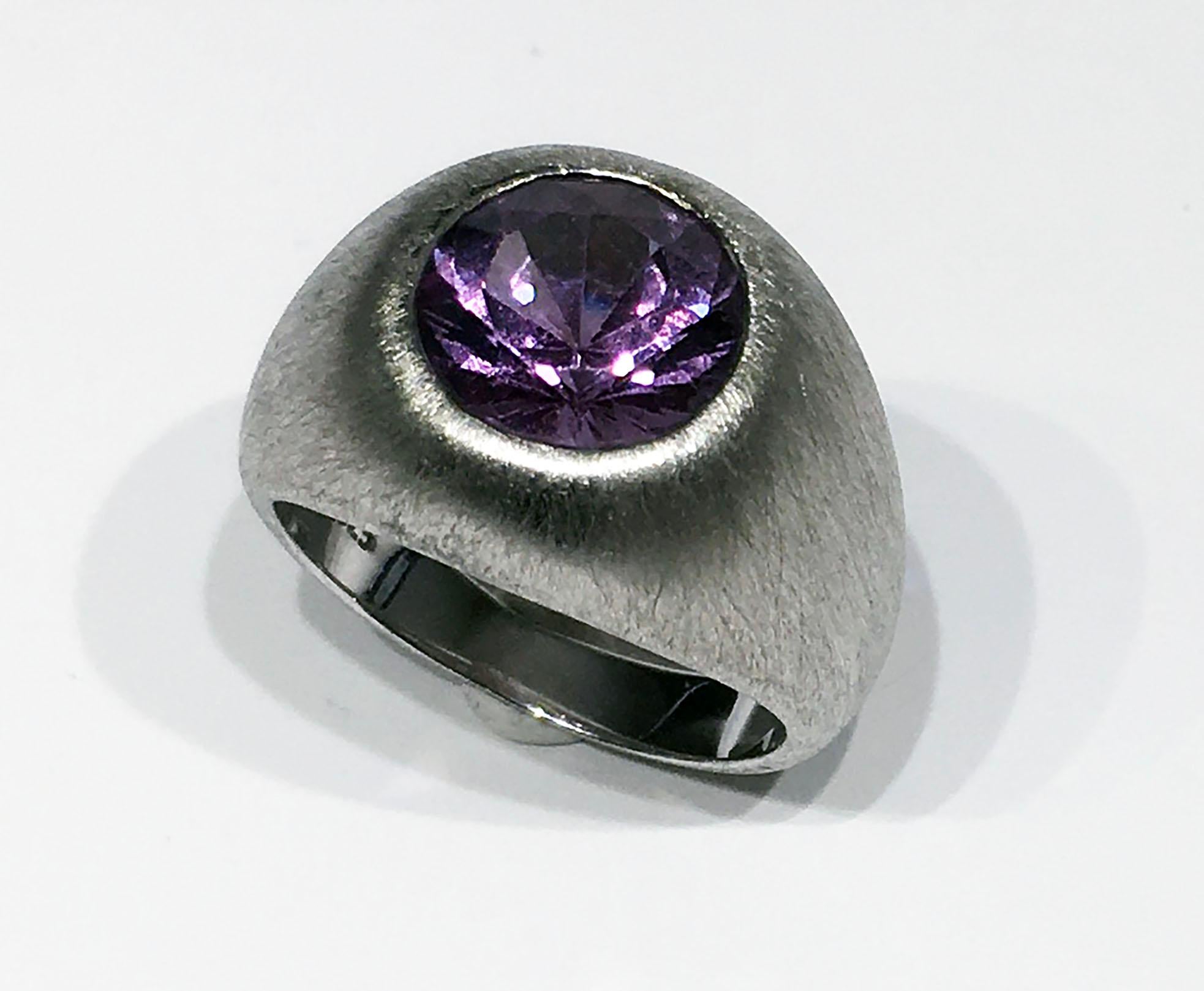 Brushed Silver Ring with Cultured Color Change Sapphire For Sale 3
