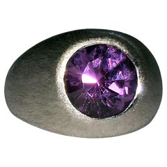 Ring aus gebürstetem Silber mit Saphir im Farbwechsel